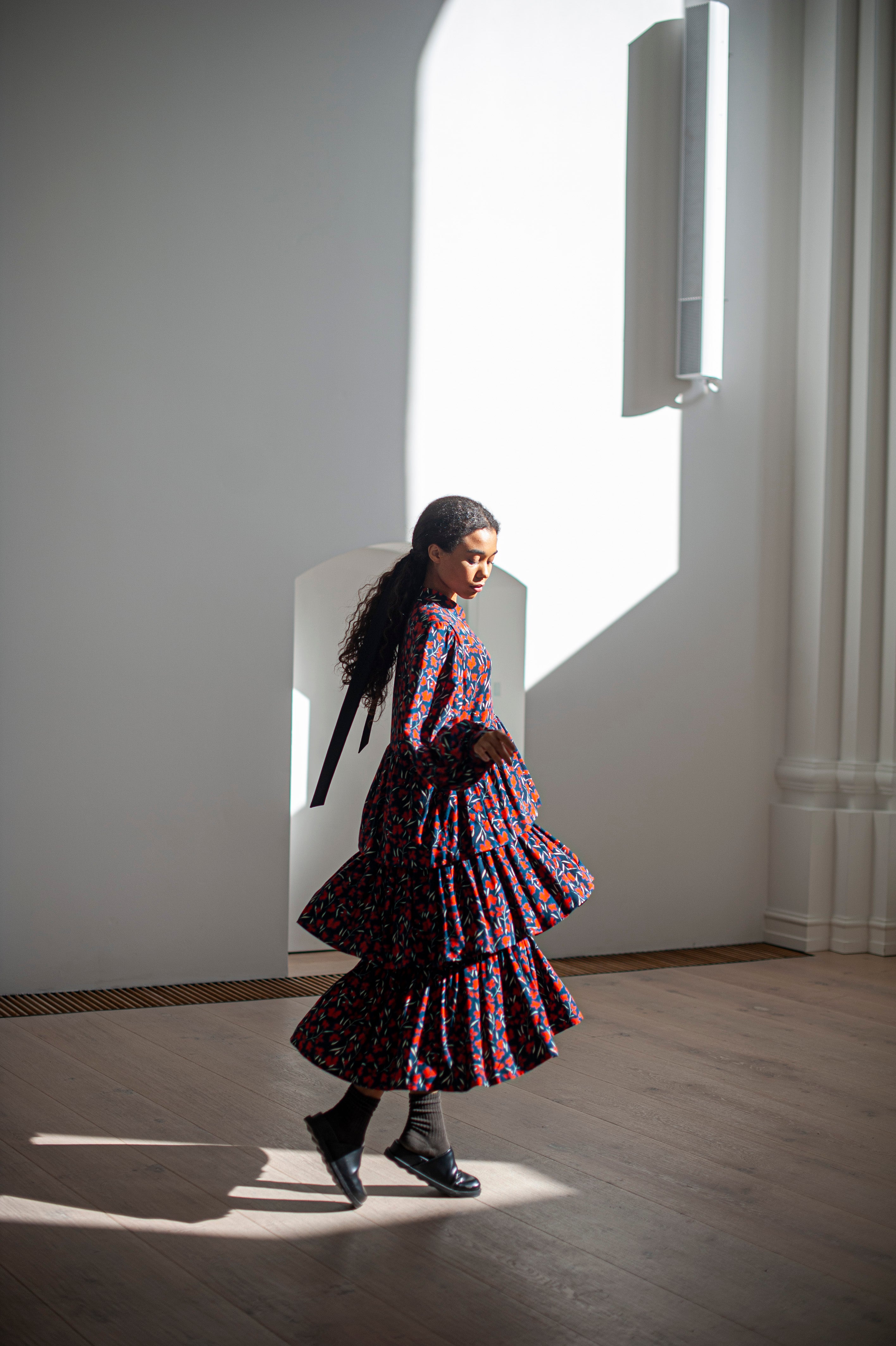Elegant ruffle dress with long voluminous sleeves