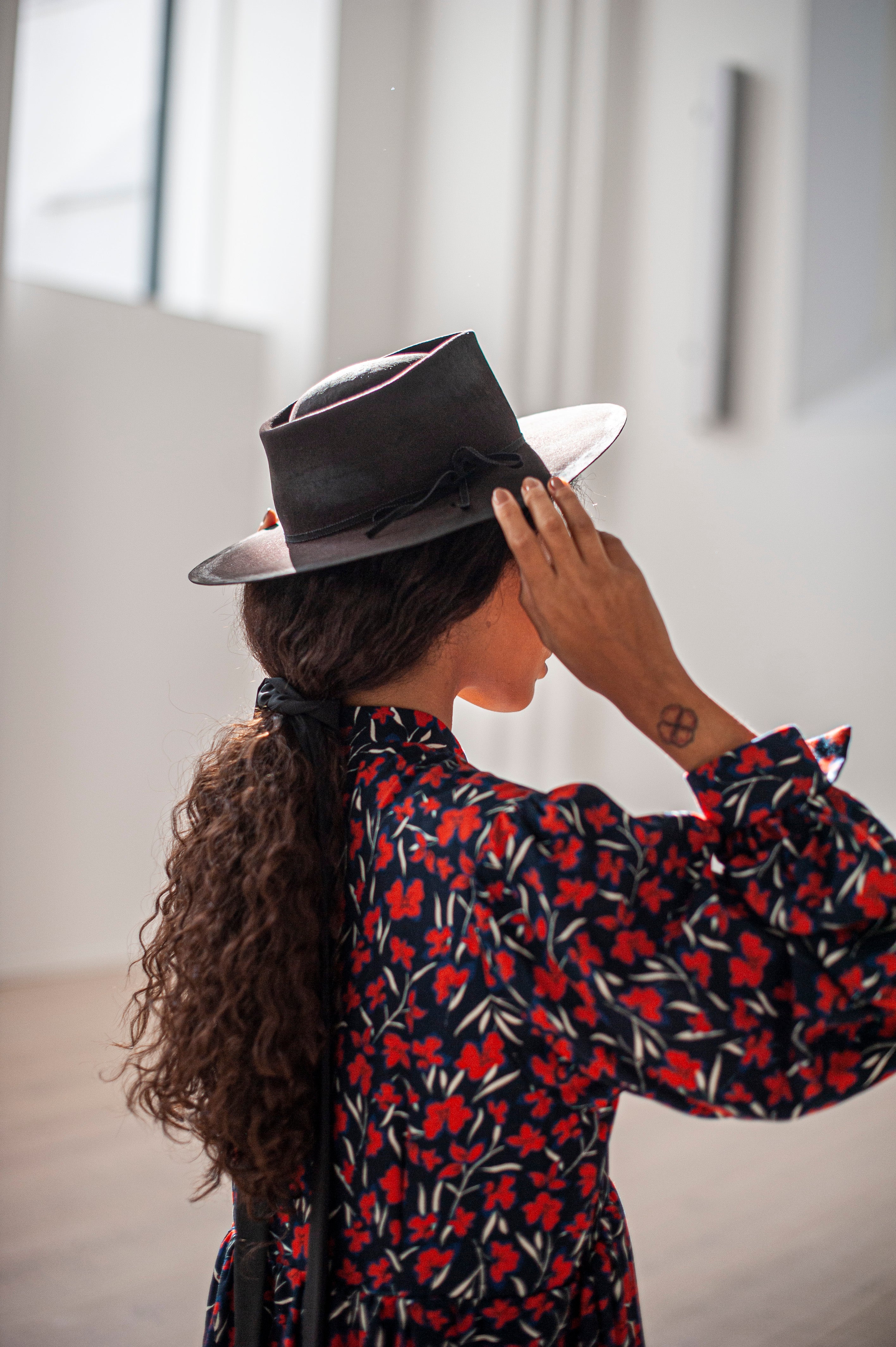 Loose-fitting dress with puff sleeves