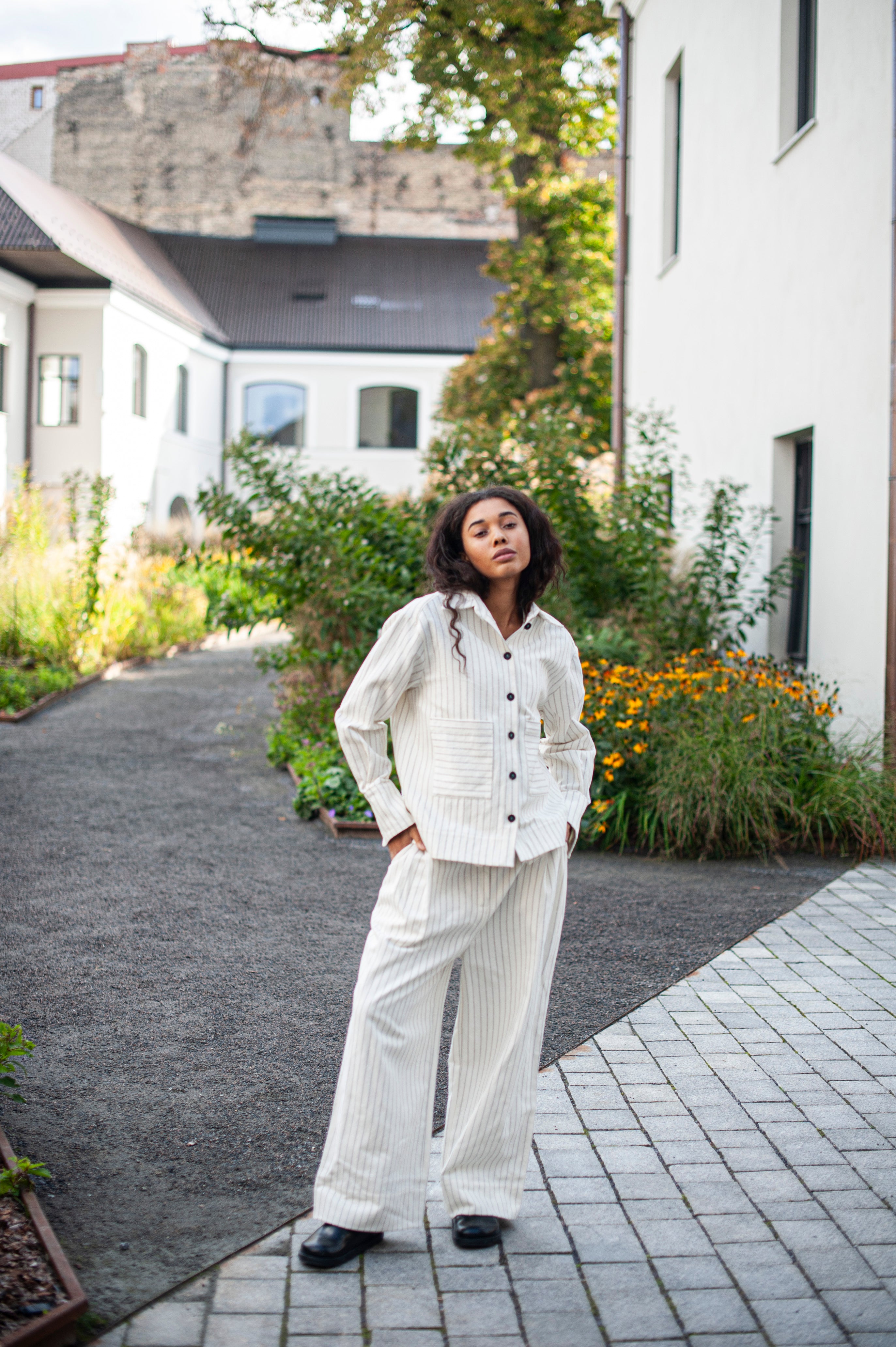 Classic wide-leg trouser and a short collar jacket with front pockets