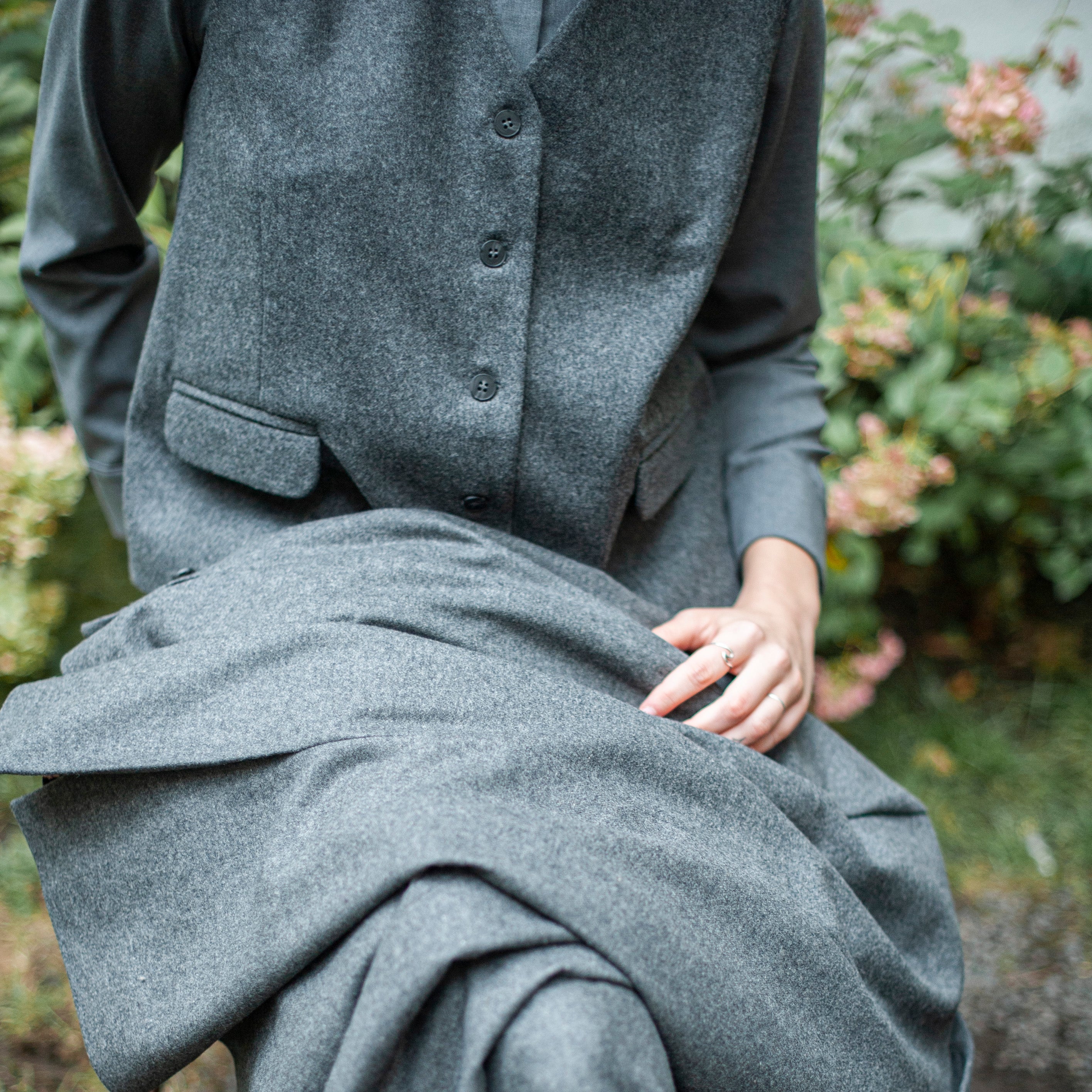 Zweireihiger, maßgeschneiderter Blazer aus Tweedwolle mit steigendem Revers für Damen in Braun