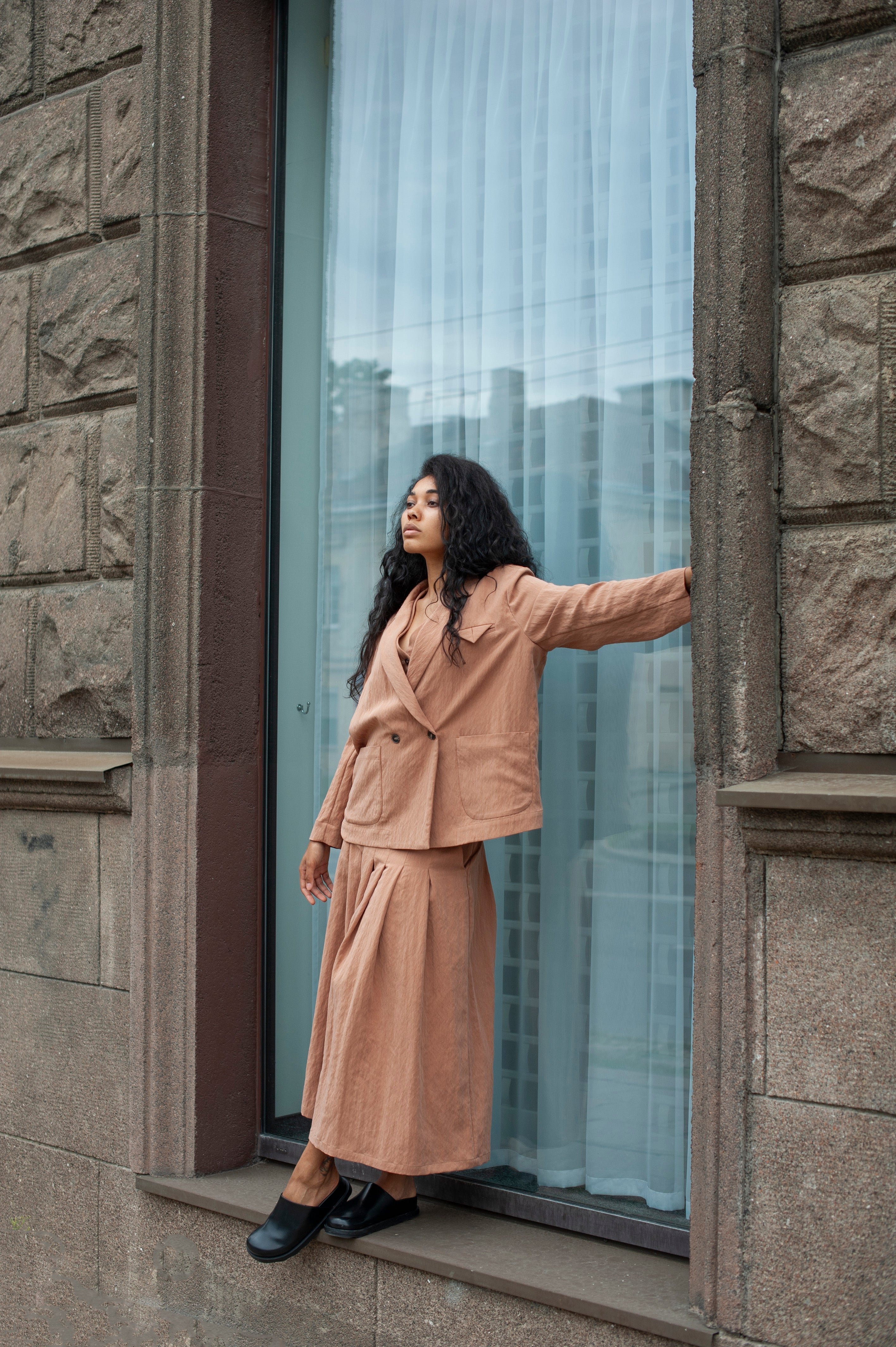 Loose-fitting linen blazer in light beige.