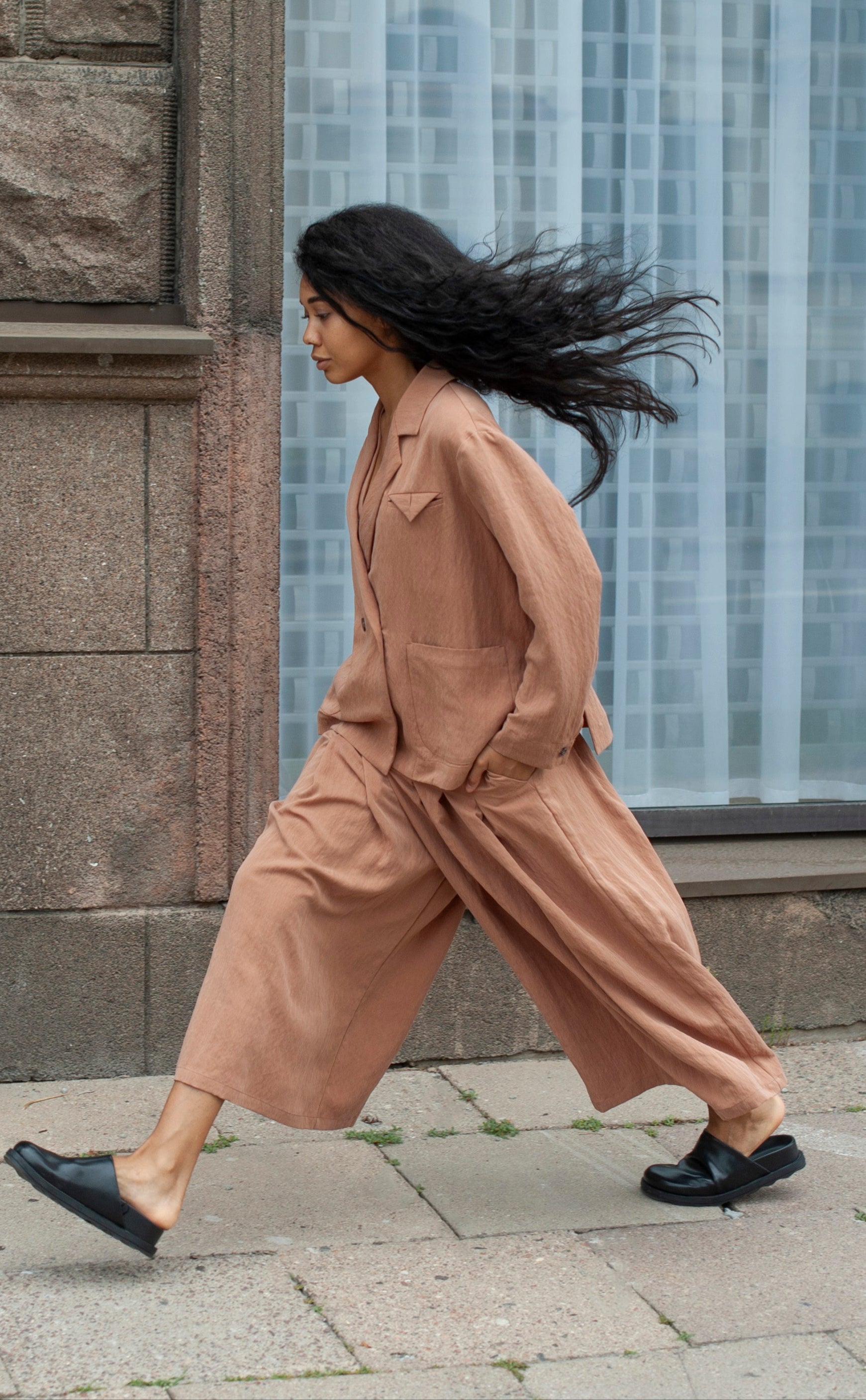 Wide-leg pleated pants in light beige linen. Paired with a boxy linen double-breasted blazer.