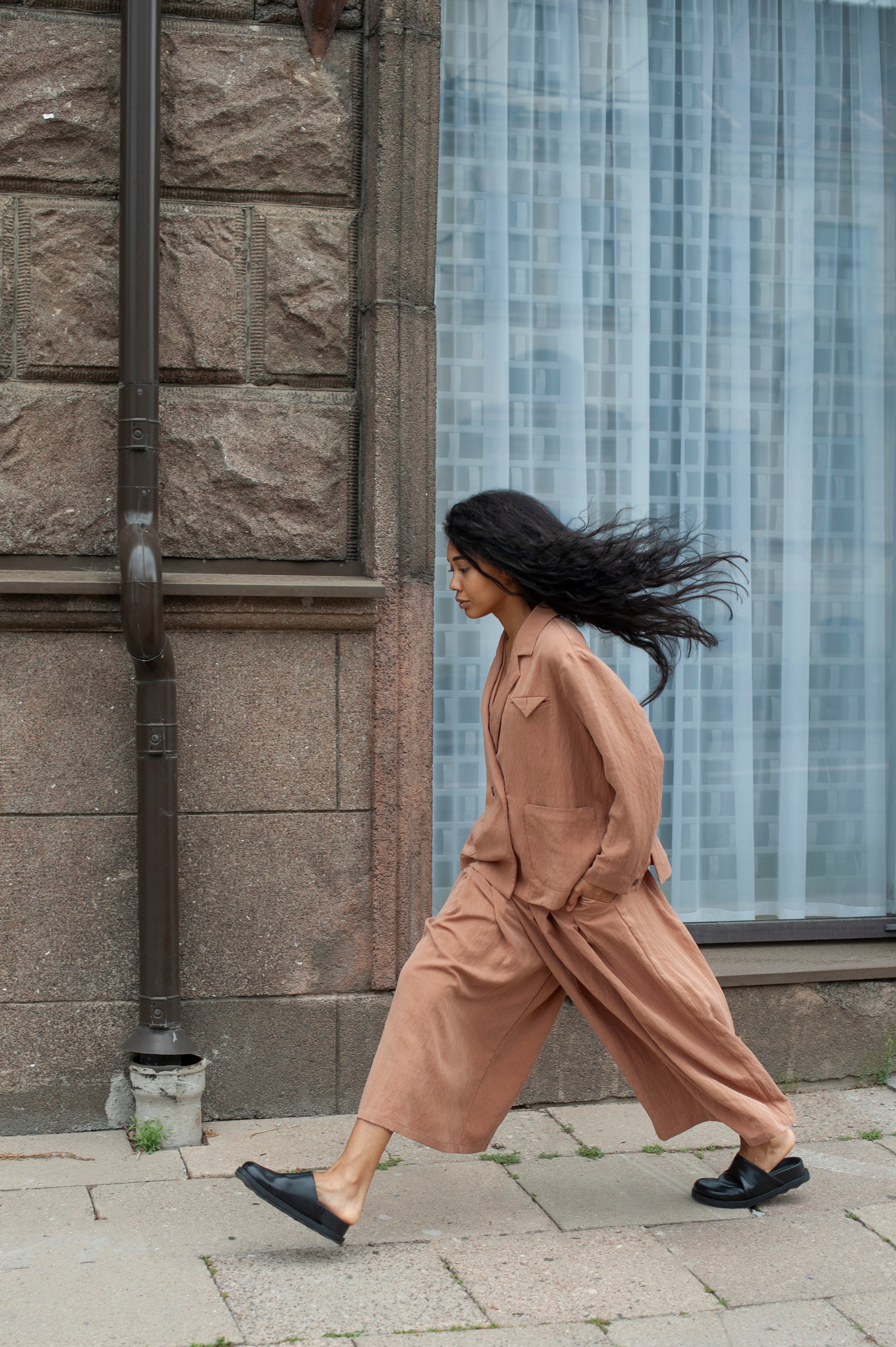 Loose-fitting linen jacket with a classic notched lapel collar