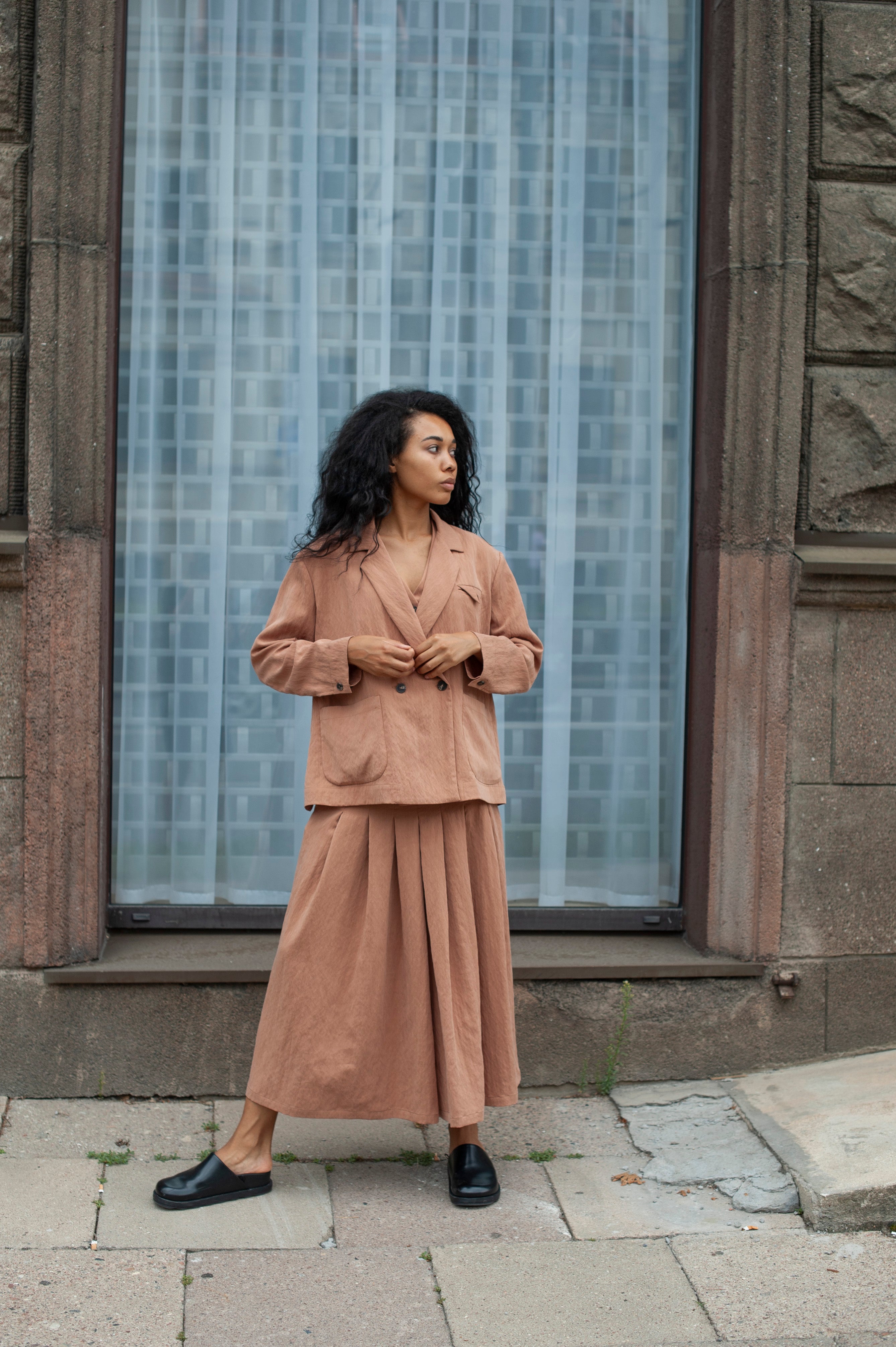 Loose-fitting linen blazer paired with a wide-leg pants. Available in different colors.