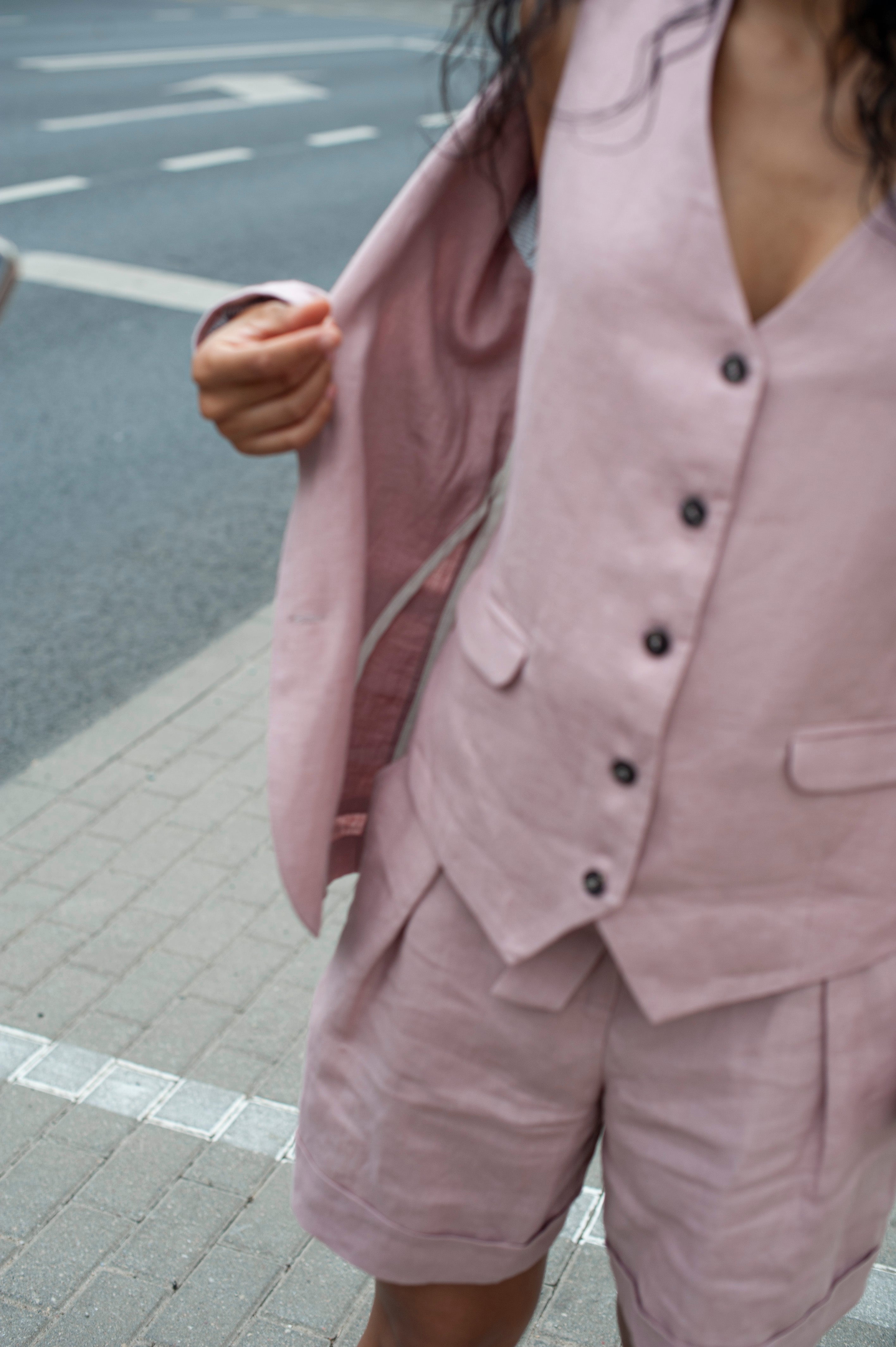 Moteriškas laisvo kirpimo lininis švarkas – lengvas ir minimalistinis šviesiai rožinės spalvos