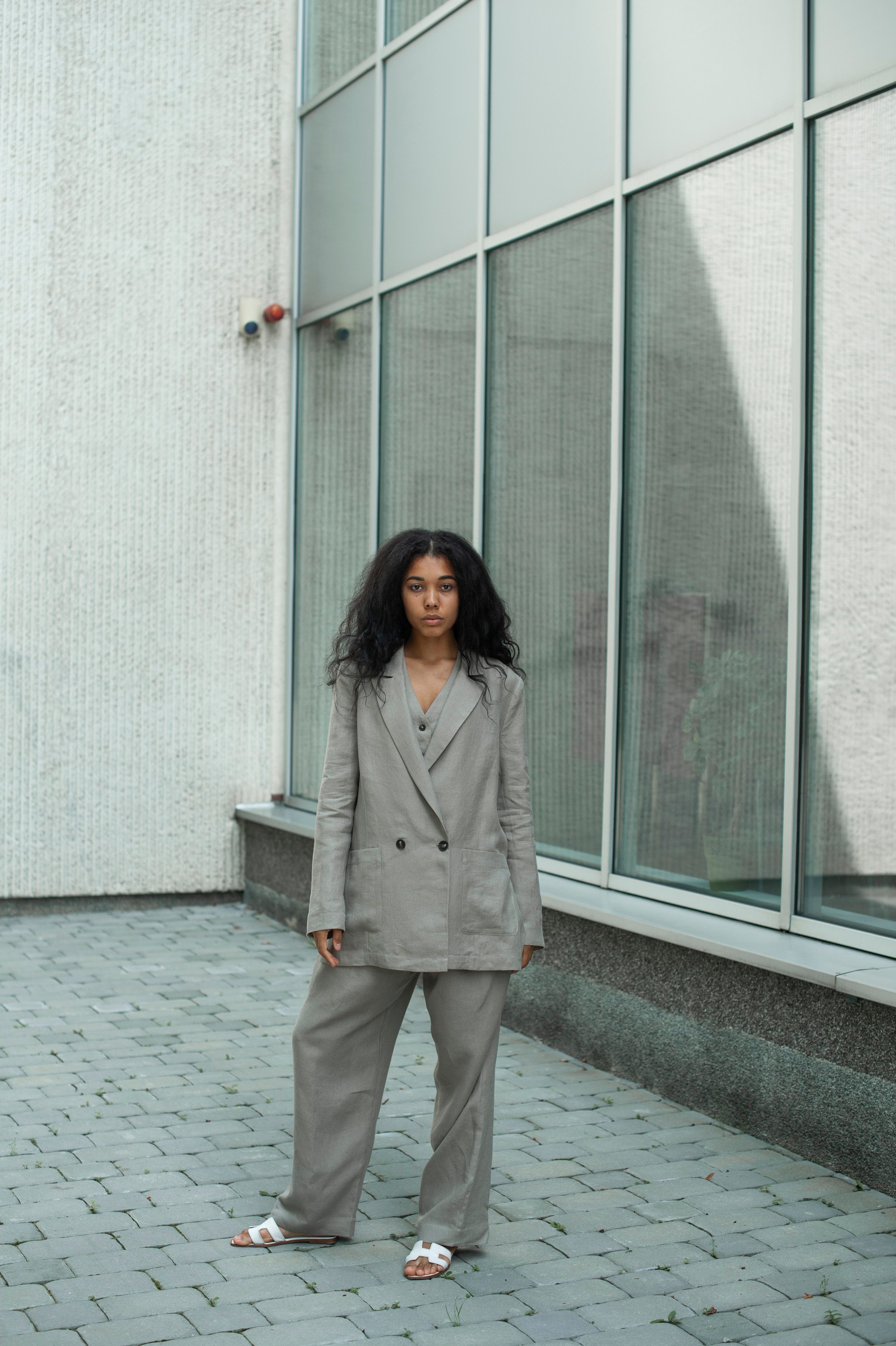 Women's longline linen blazer with a double-breasted blazer.