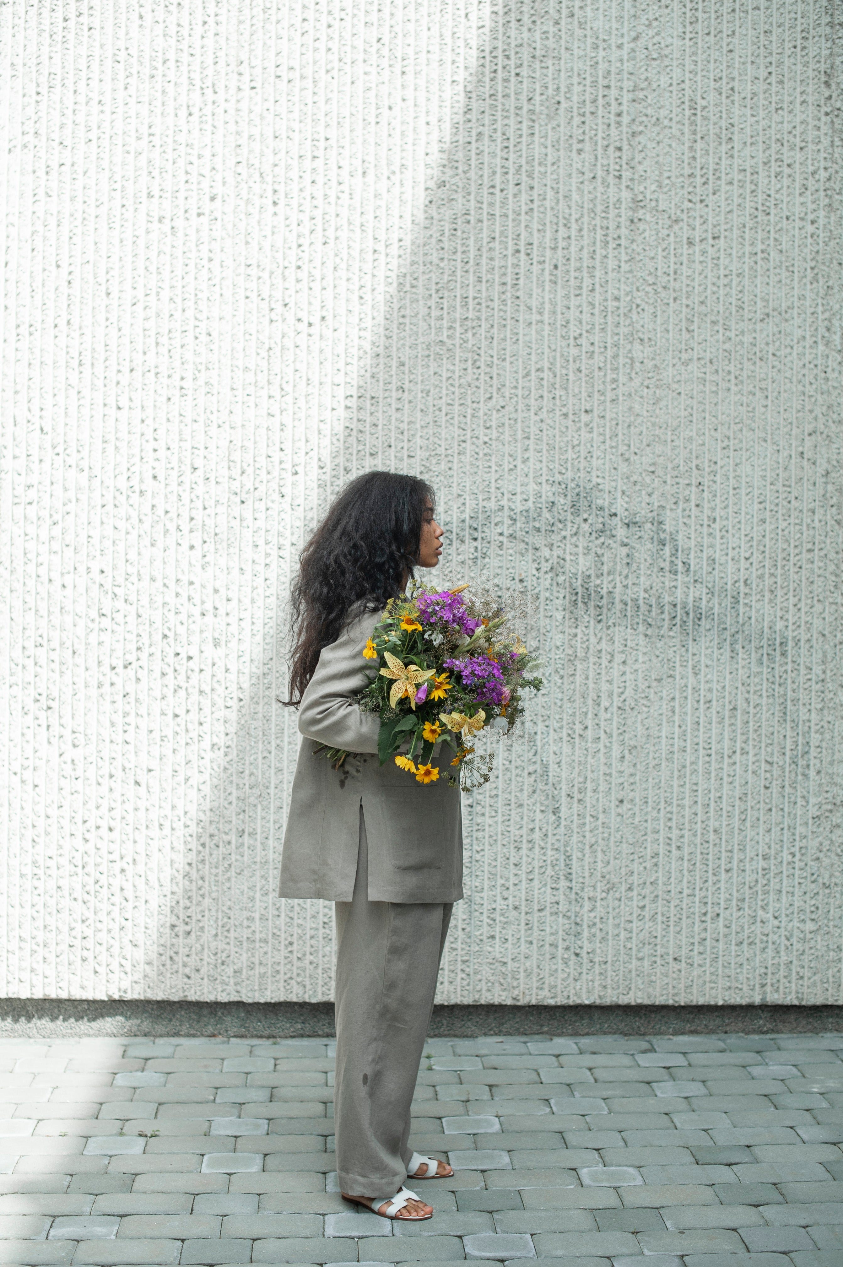 A long linen blazer with side slits from a side. Perfect choice for office and afterhours.