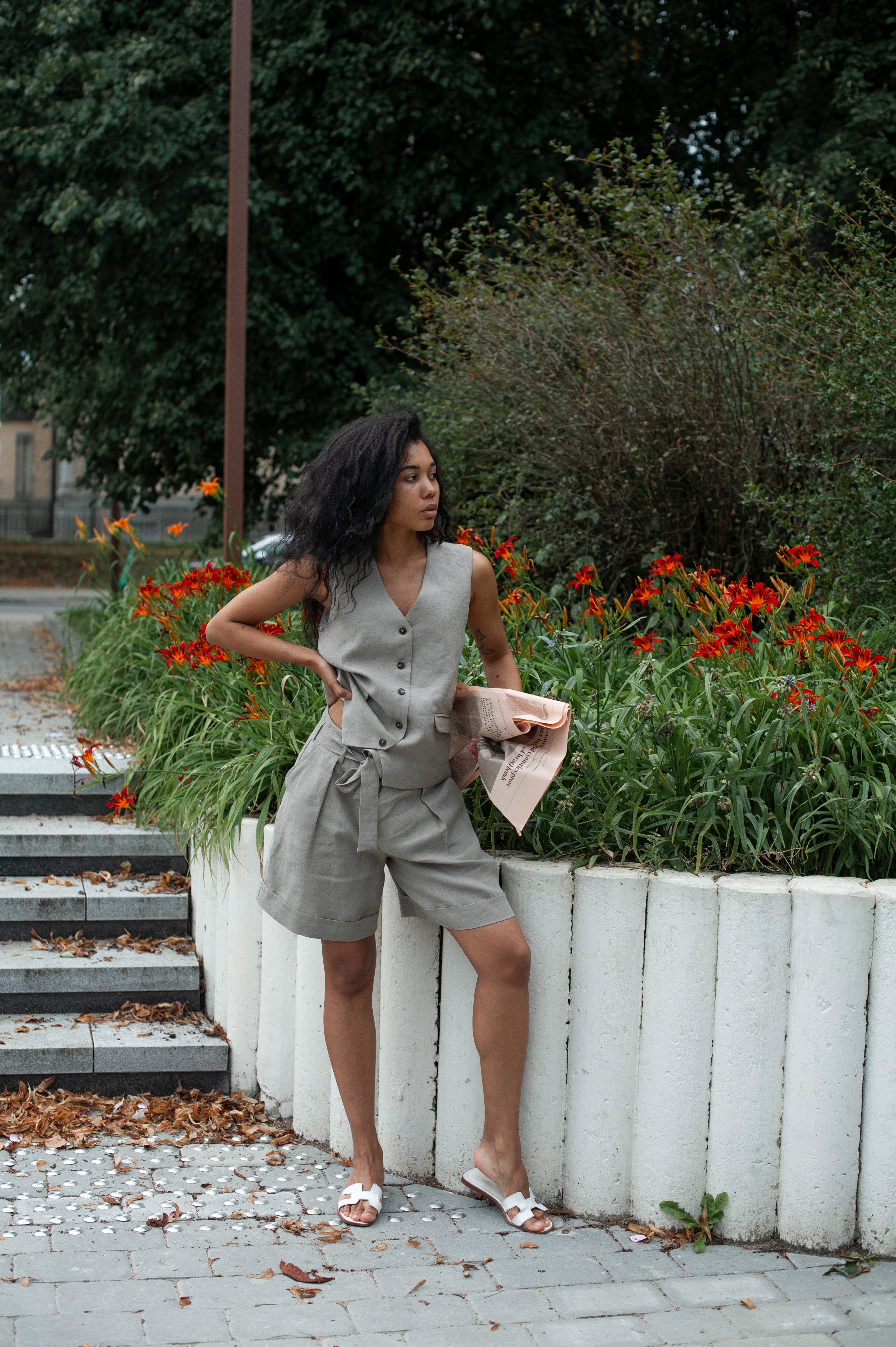 Elegant light grey shorts for women. Your summer-go to you will wear on repeat.