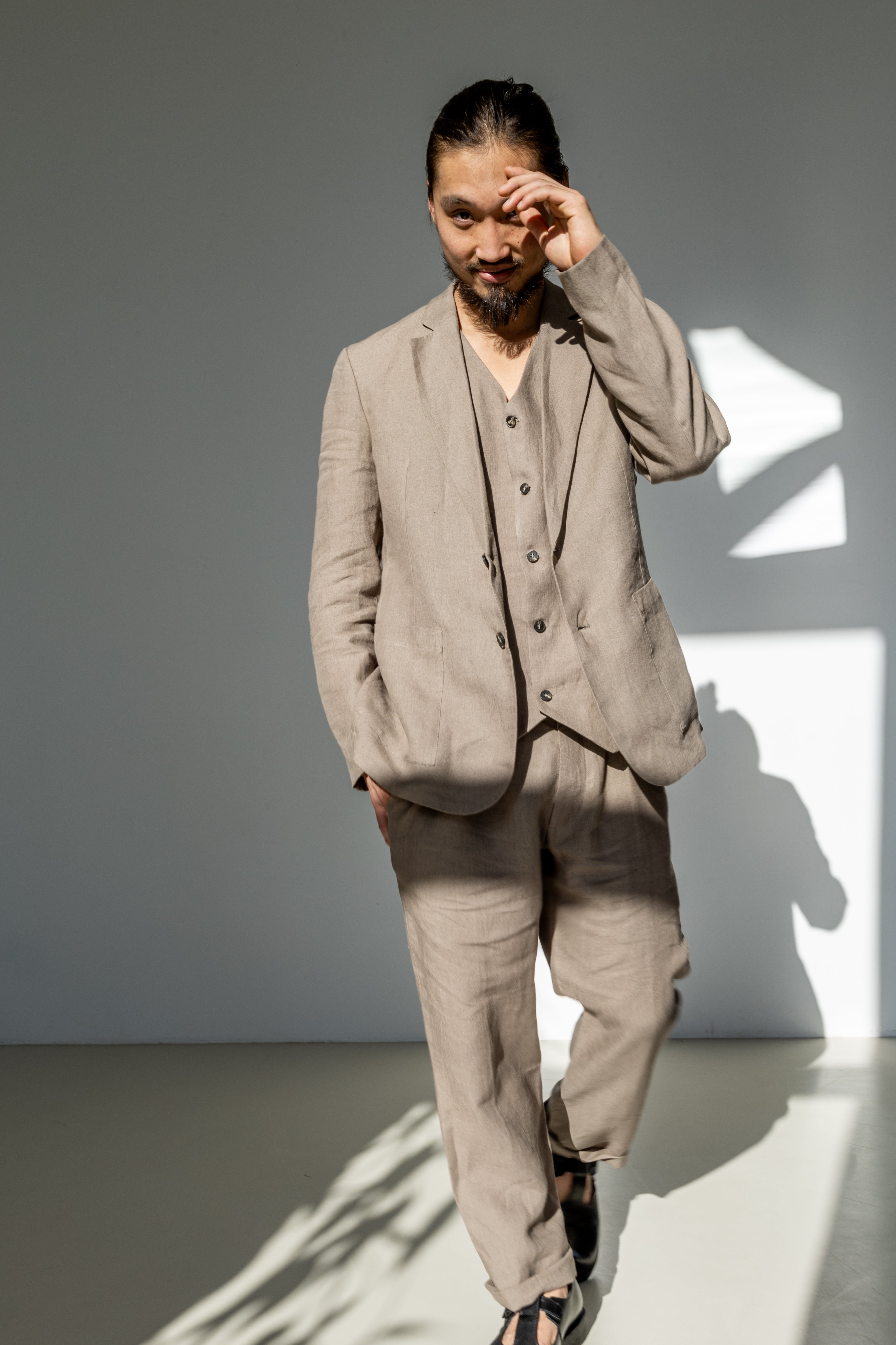 Three-piece linen suit for men. Elegant and timeless set ideal for mixing and matching on a daily basis and for special occasions.