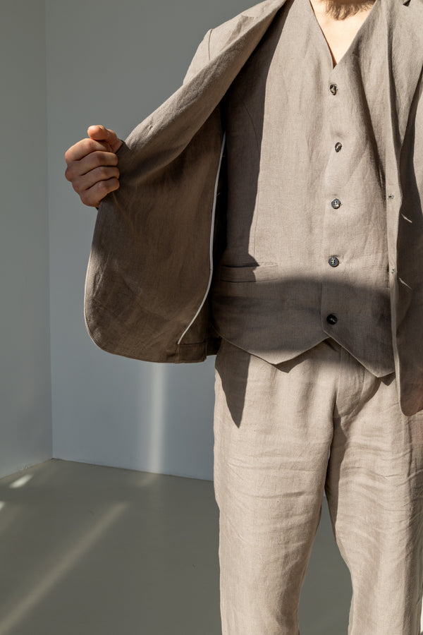 Beige linen blazer with bound seams for an extra finish and better quality