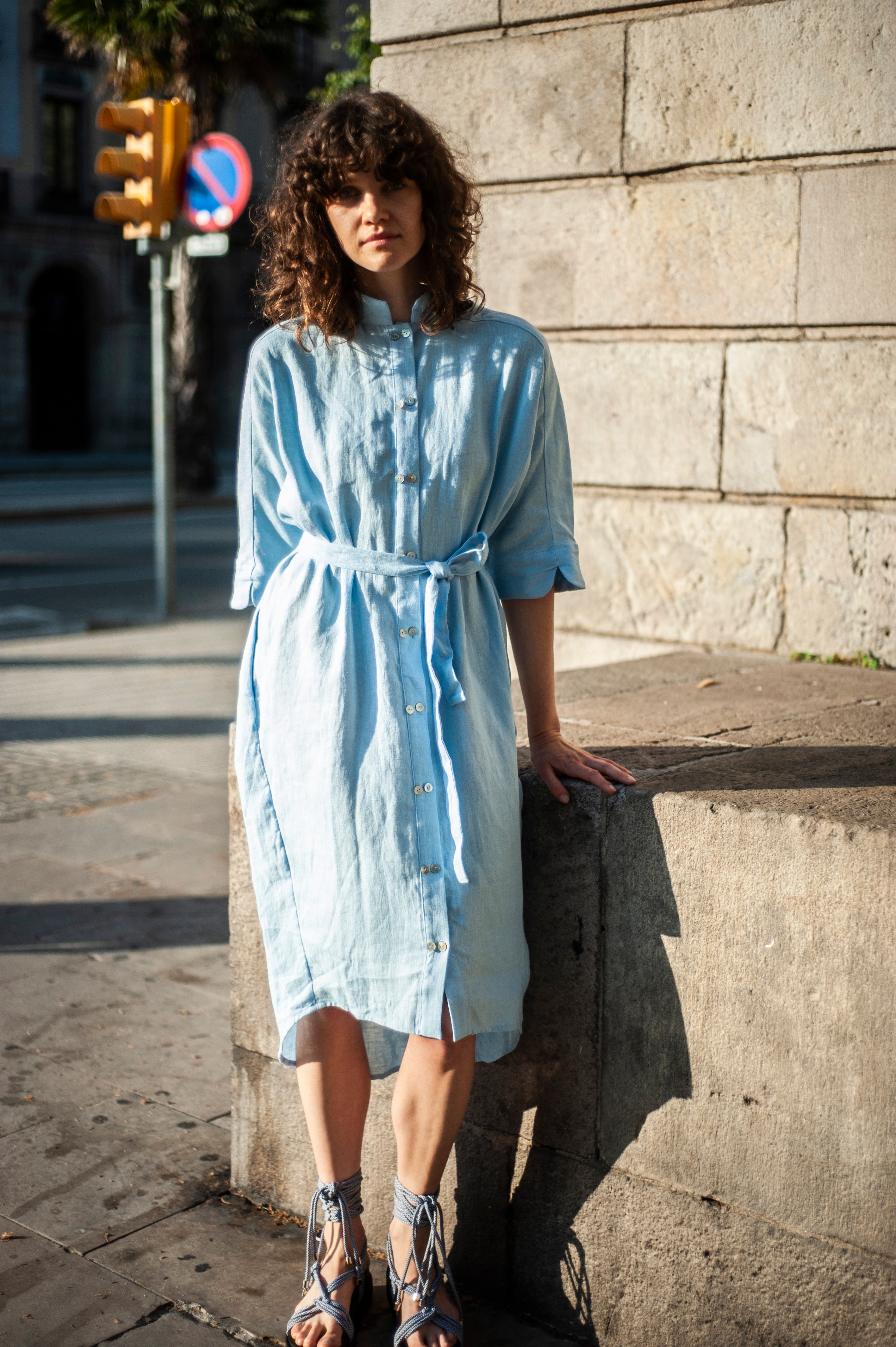 Light blue linen dress with two-layer buttons in the front, subtle sleeve ends and a stand-up collar