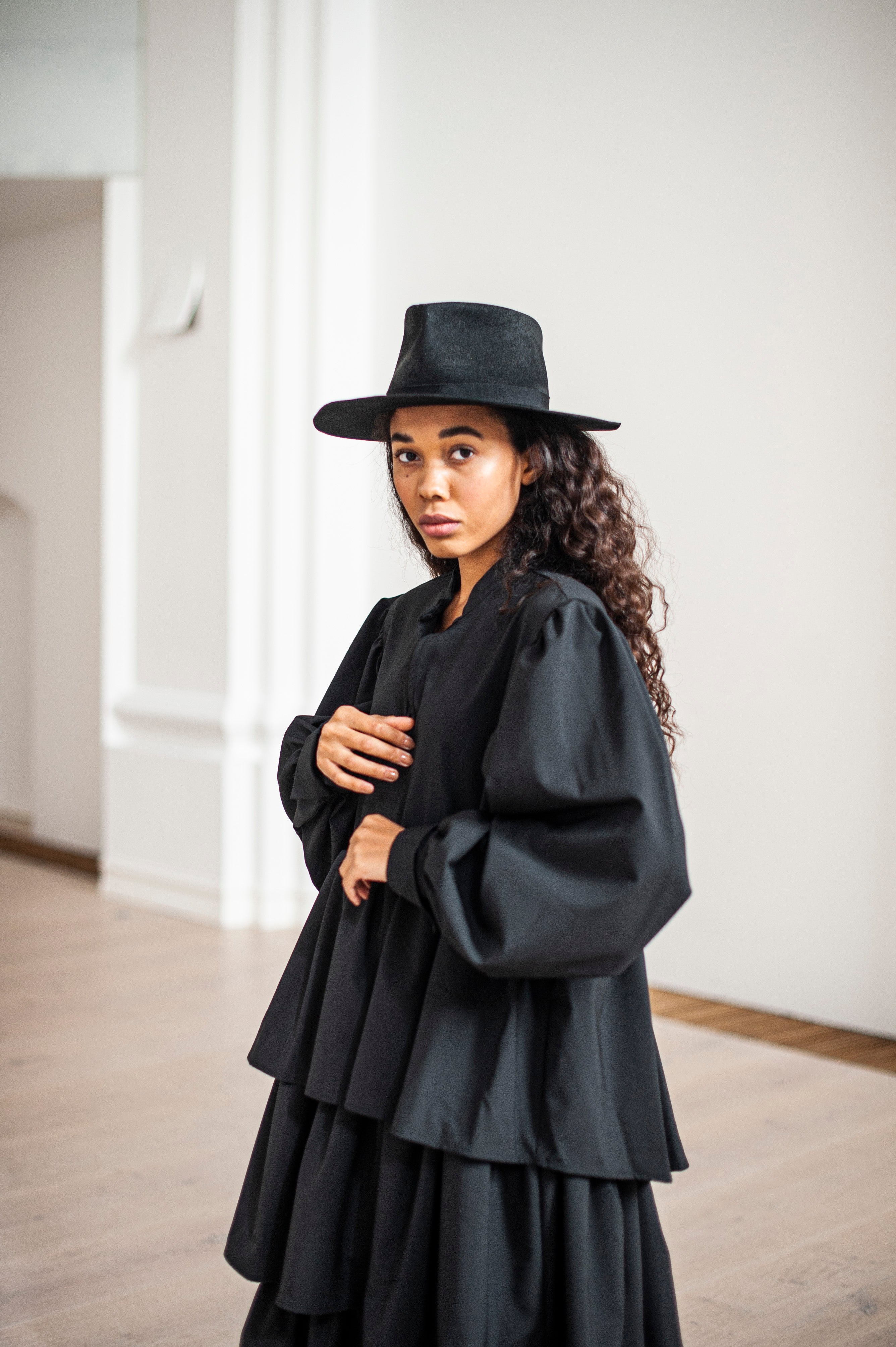 A line ruffle dress with voluminous sleeves