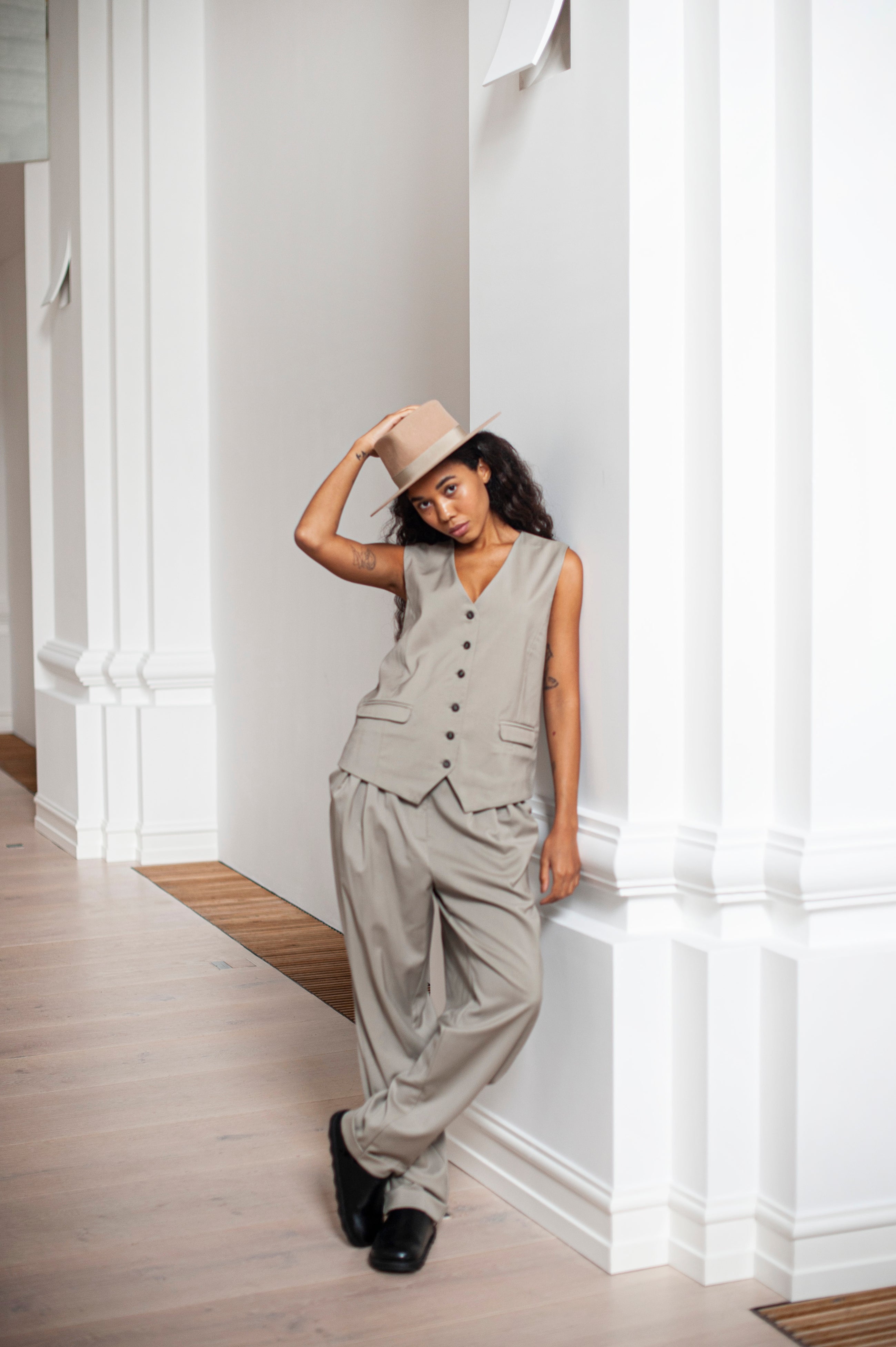 A duo of a light-weight Merino wool vest and pleated tapered trousers for your stylish life.
