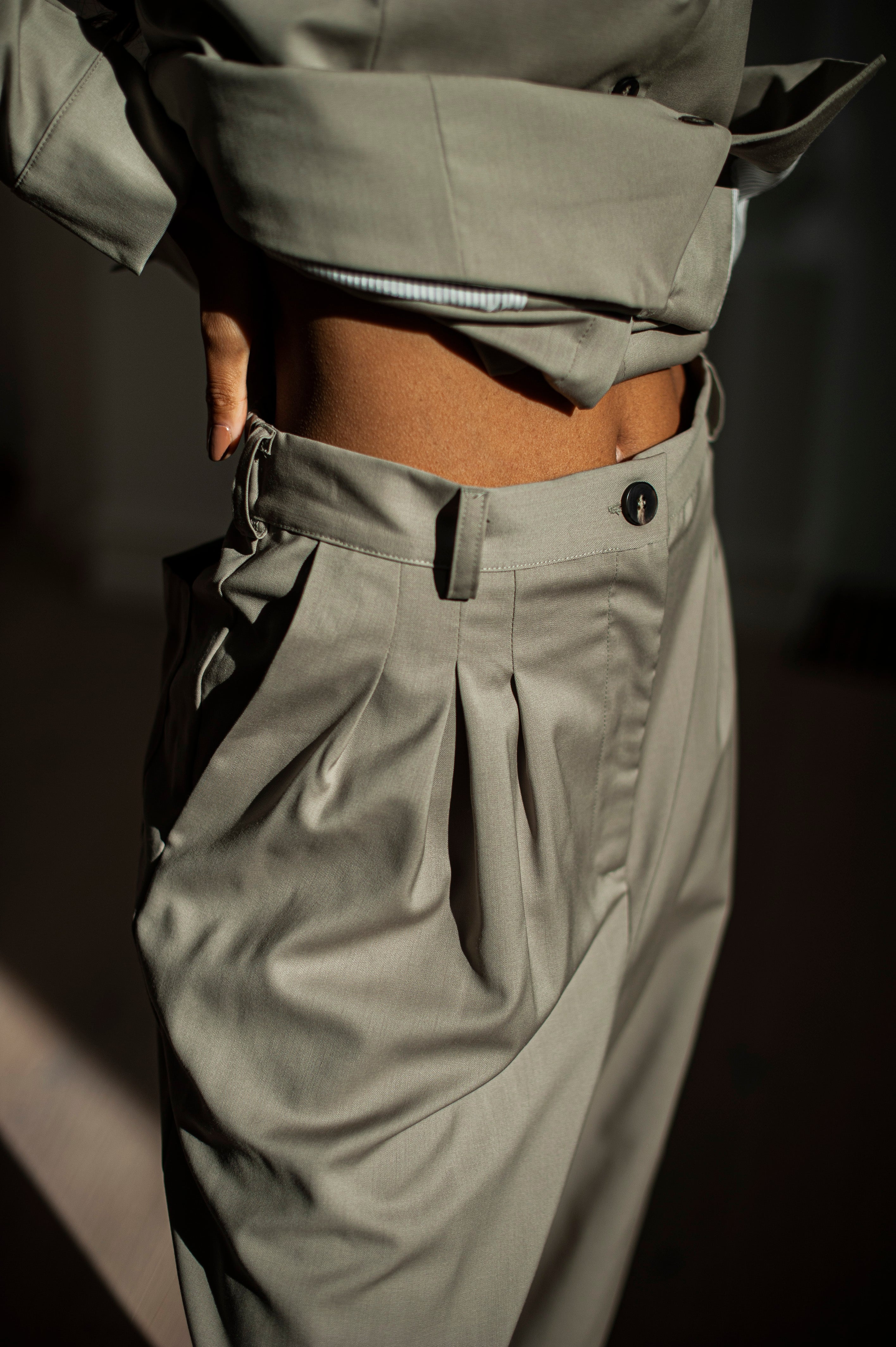 The waist of the pleated banana trousers.