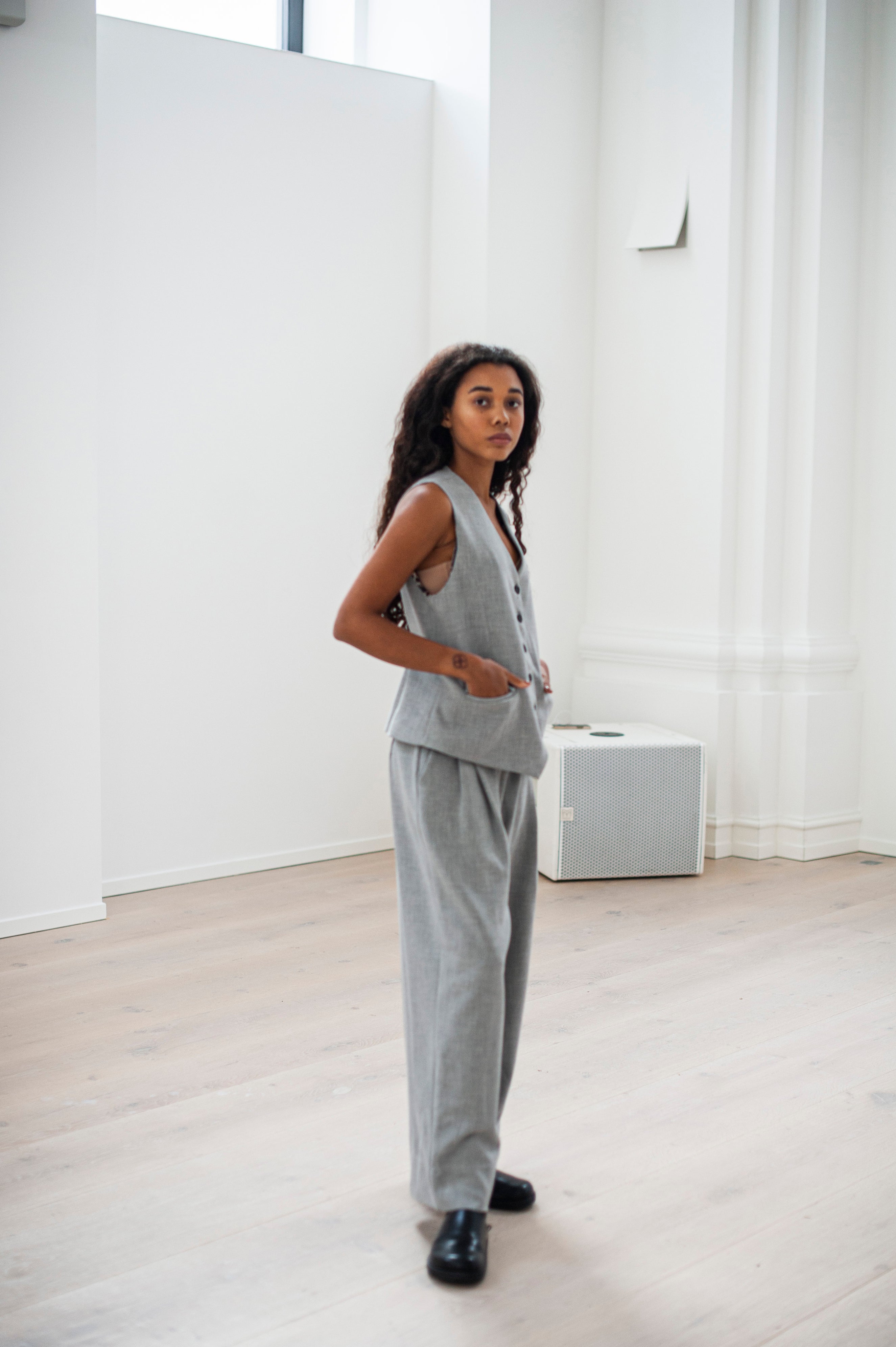 Two-piece set of wide-leg pleated trousers and a matching waistcoat with front pockets