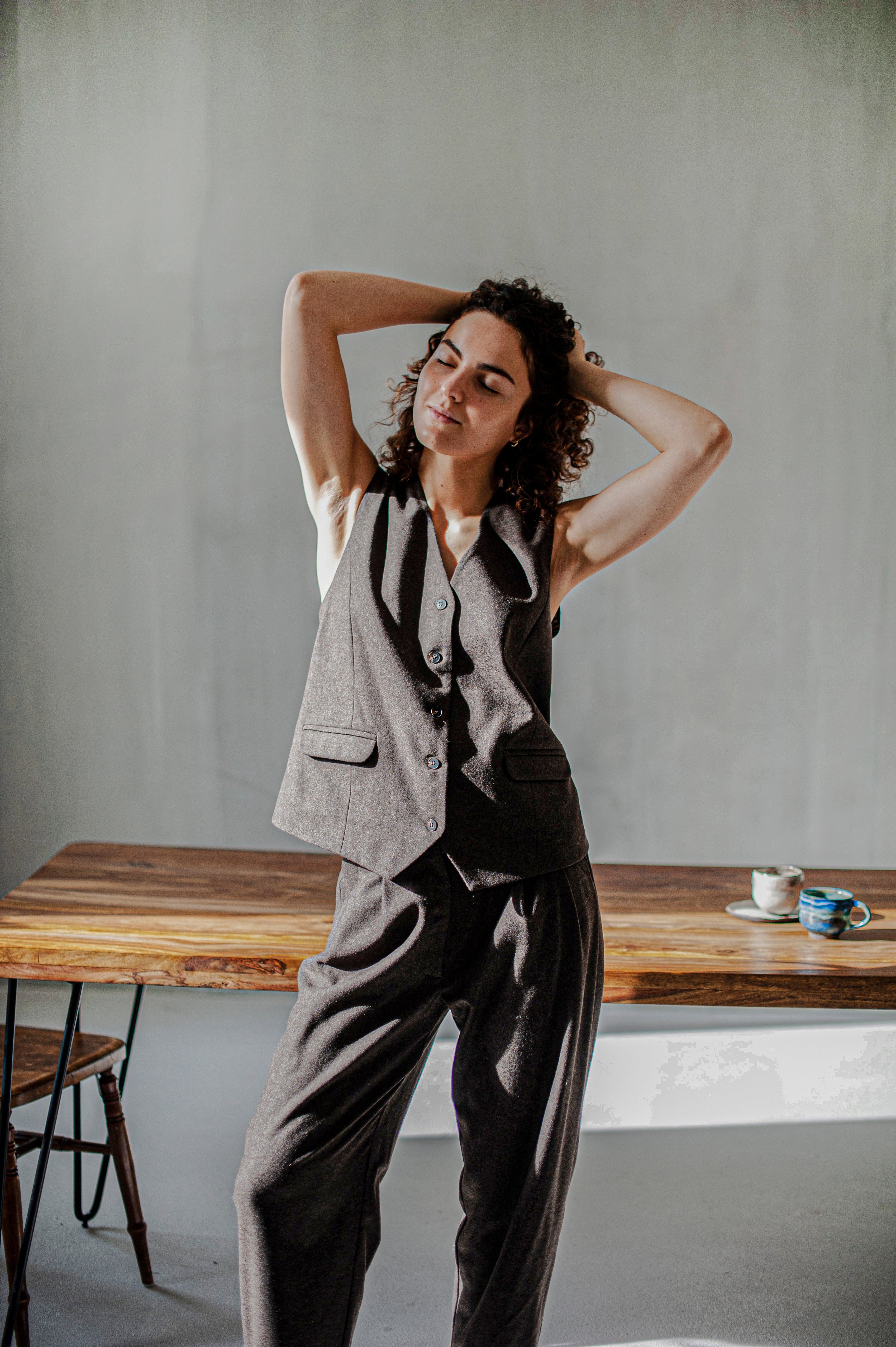 Locker geschnittener Wollblazer für Damen im Cape-Stil mit Taschen