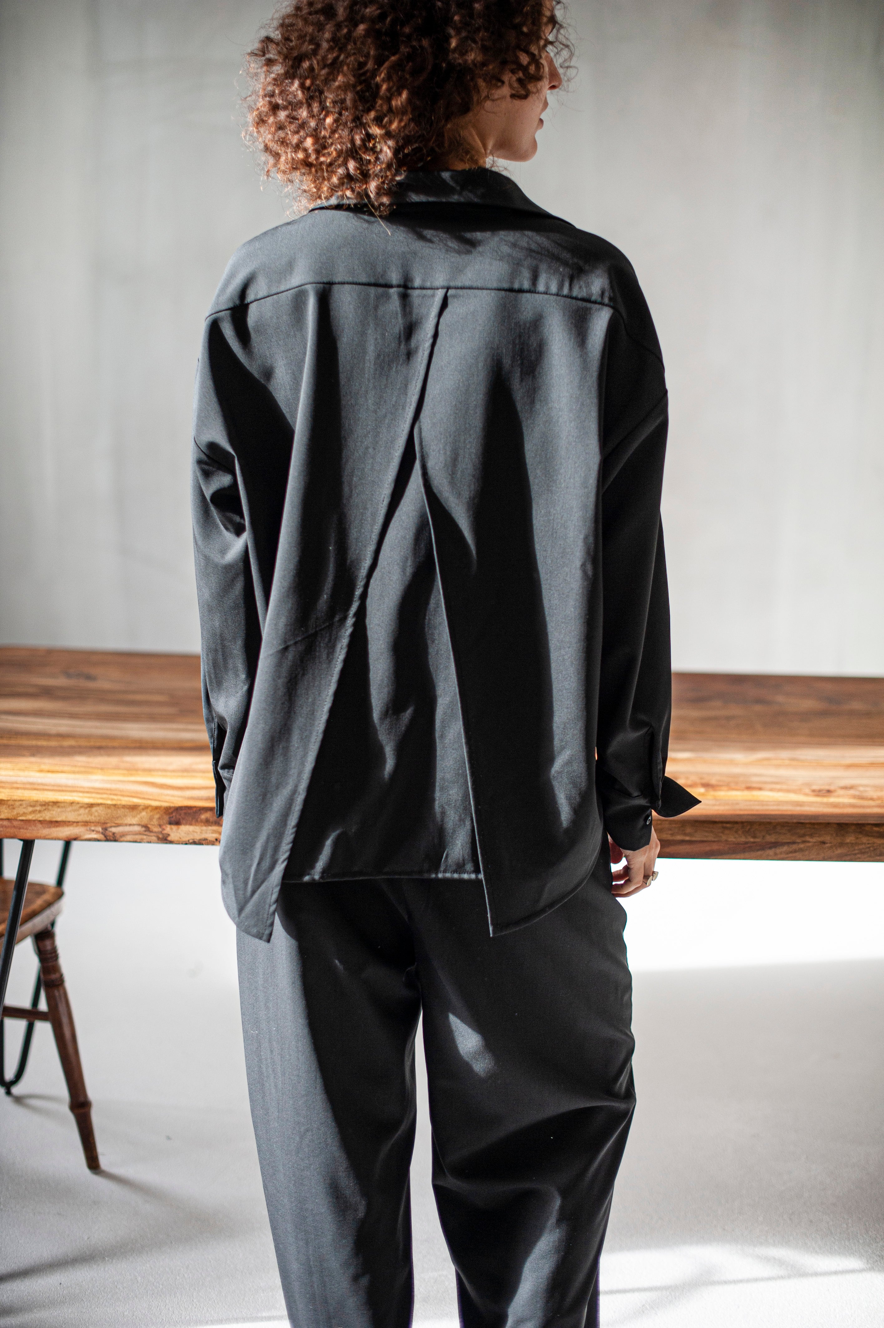 Relaxed-fitting back shirt with a button-up closure, collar, French cuffs and a black slit.