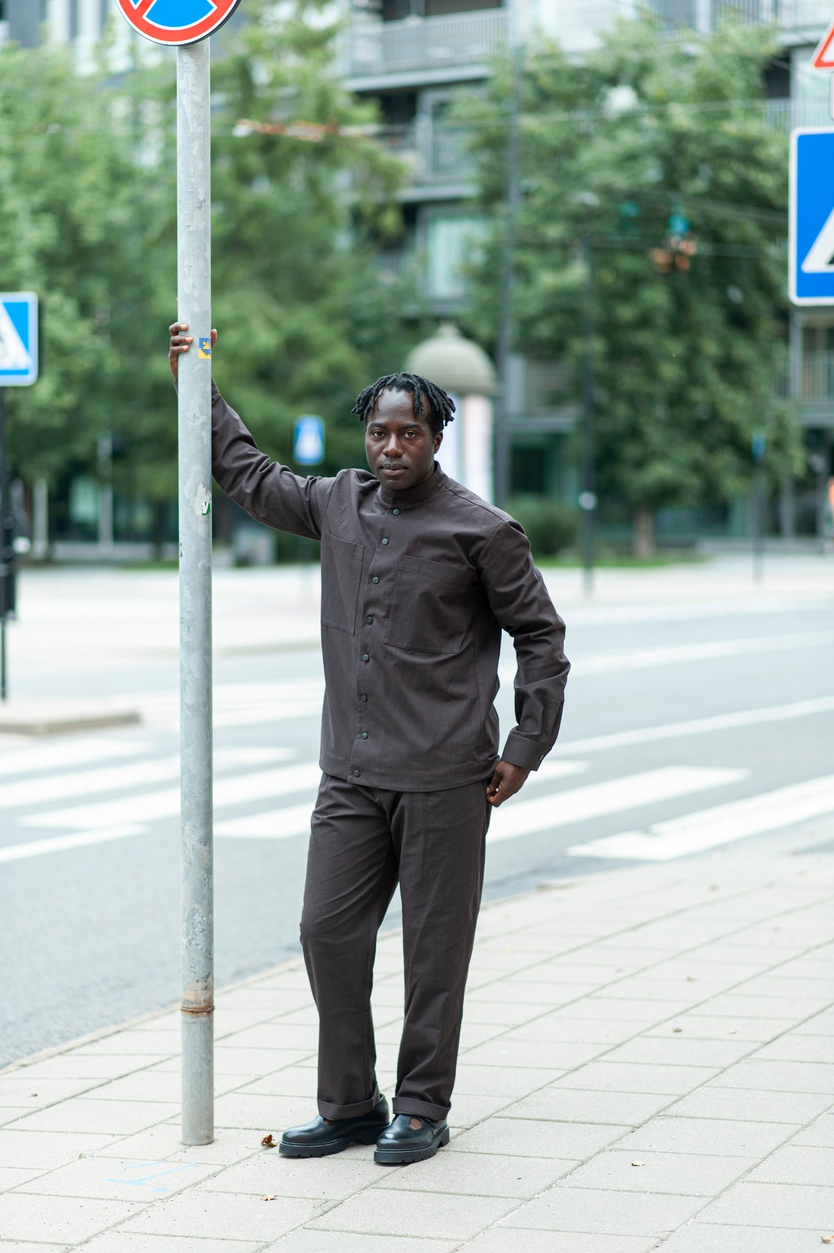 Men's Heavy Cotton Pleated Drawstring Trousers in Chocolate Brown