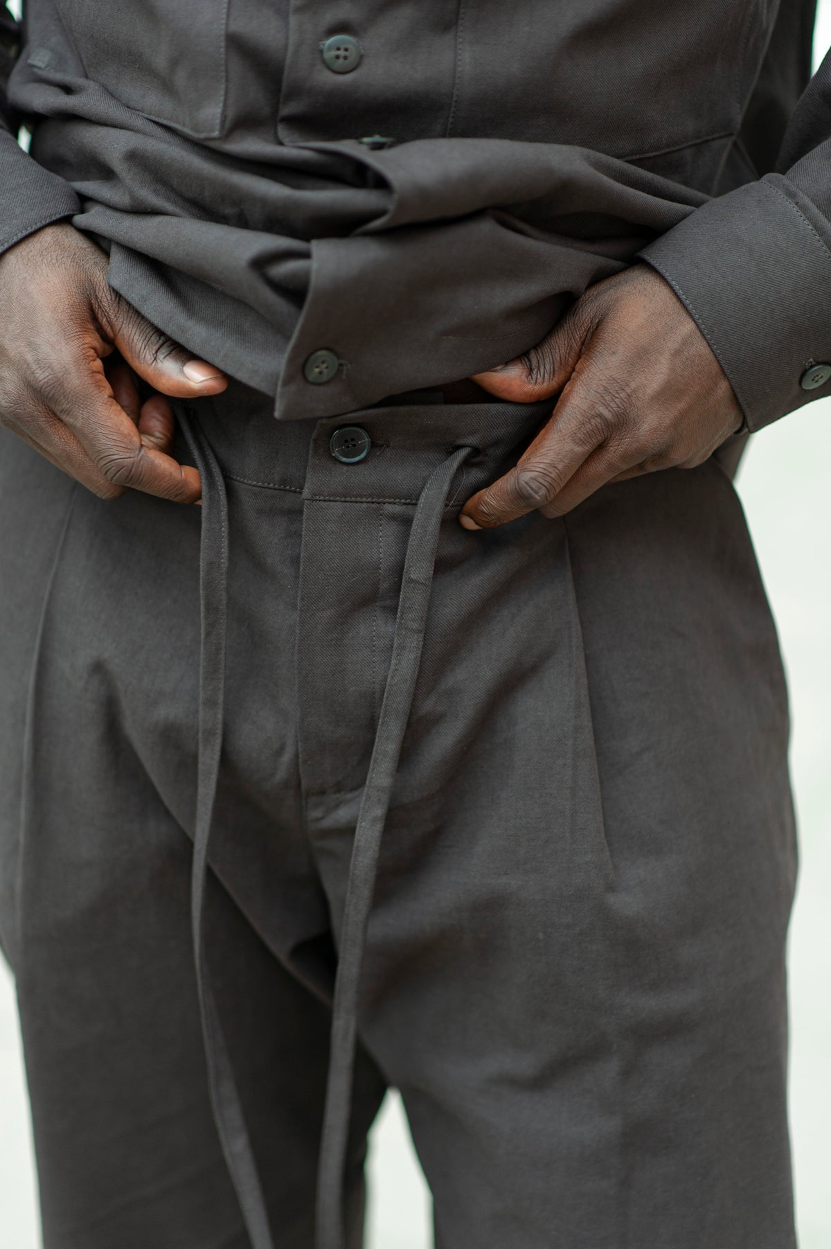 Men's Heavy Cotton Pleated Drawstring Trousers in Chocolate Brown