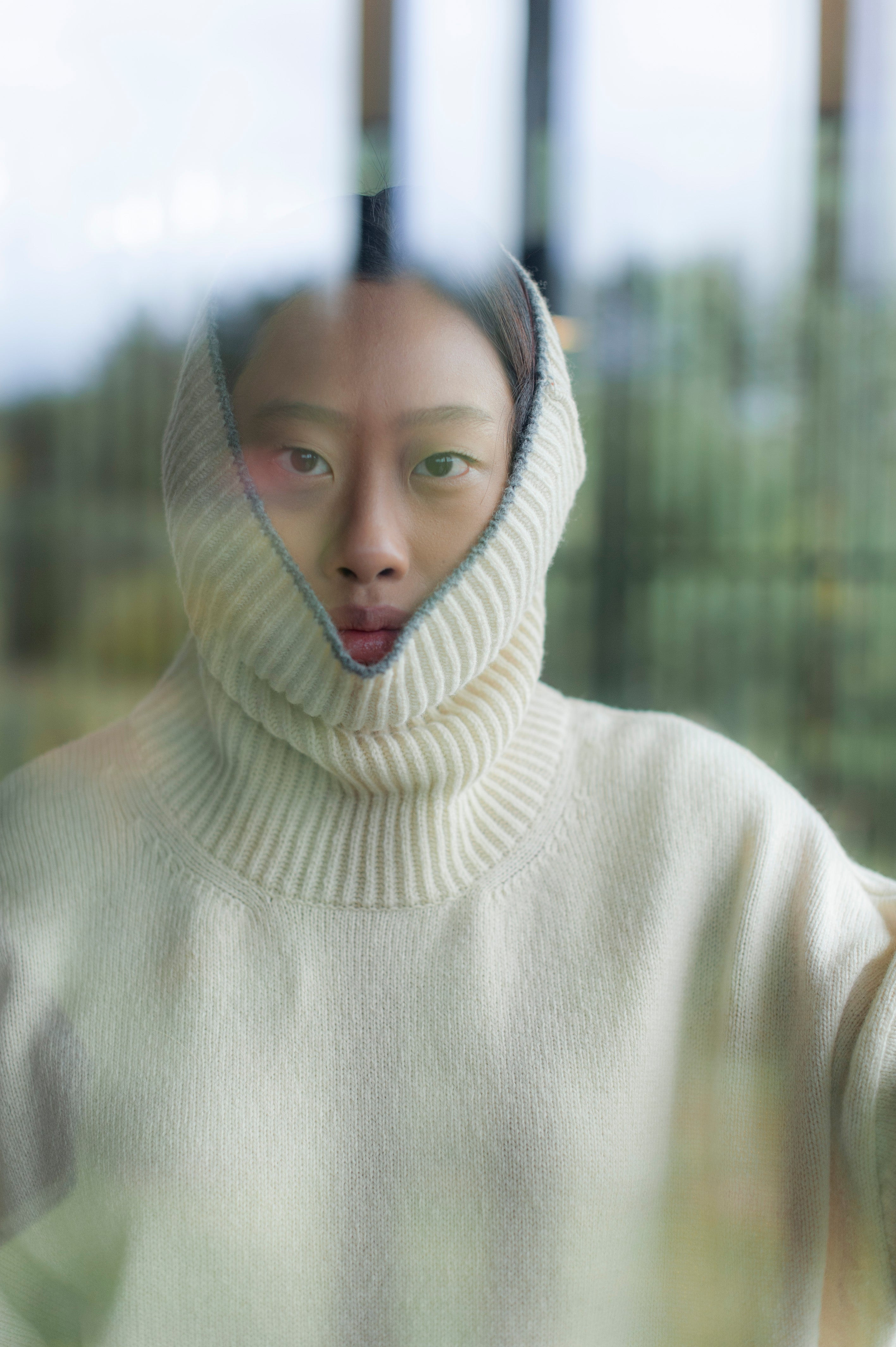 White merino wool turtleneck jumper wit a contrasting rib line on the very edge.