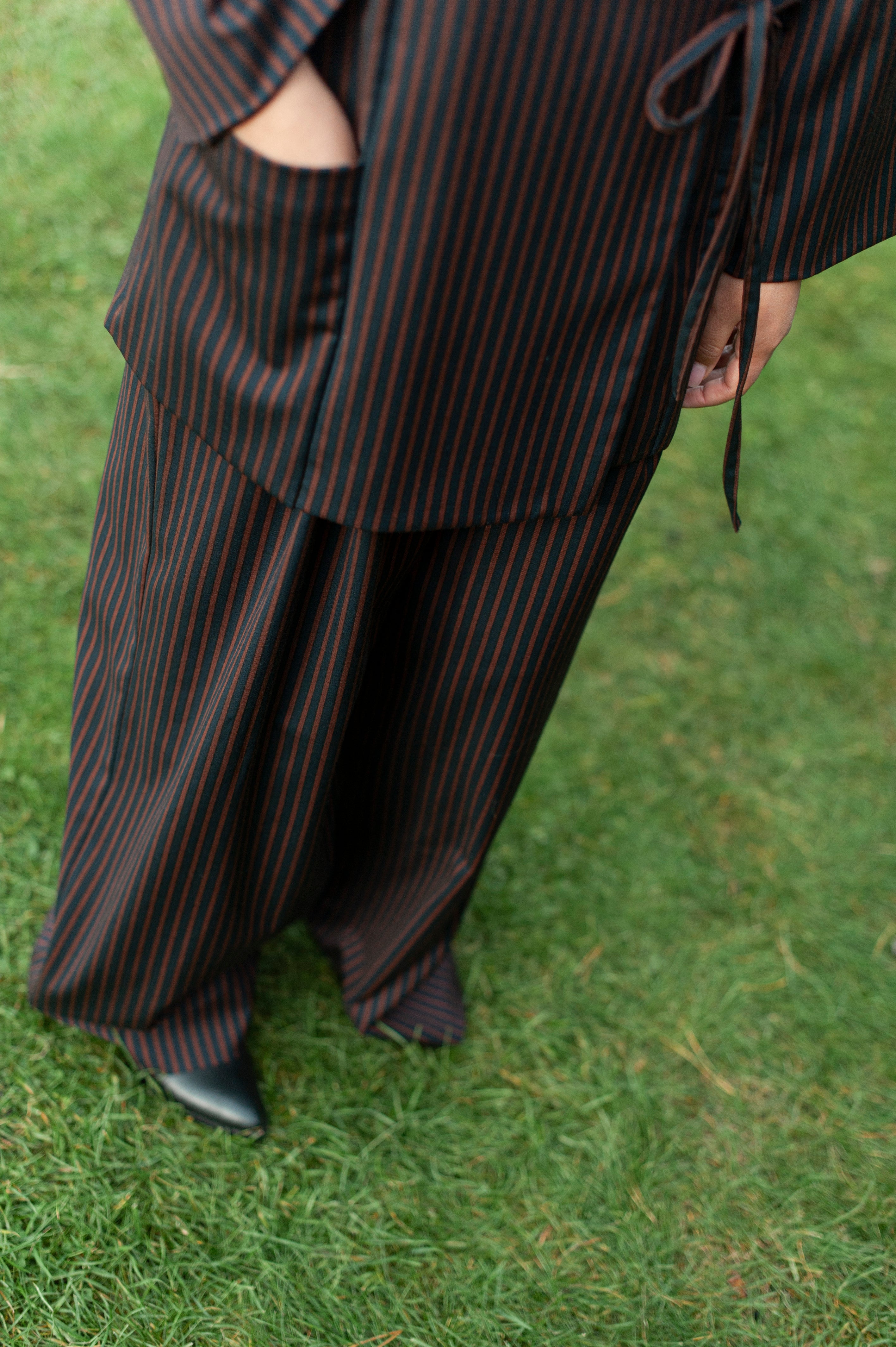 Long striped pleated wide-leg pants with a zipper closure and adjustable elasticated waistband.