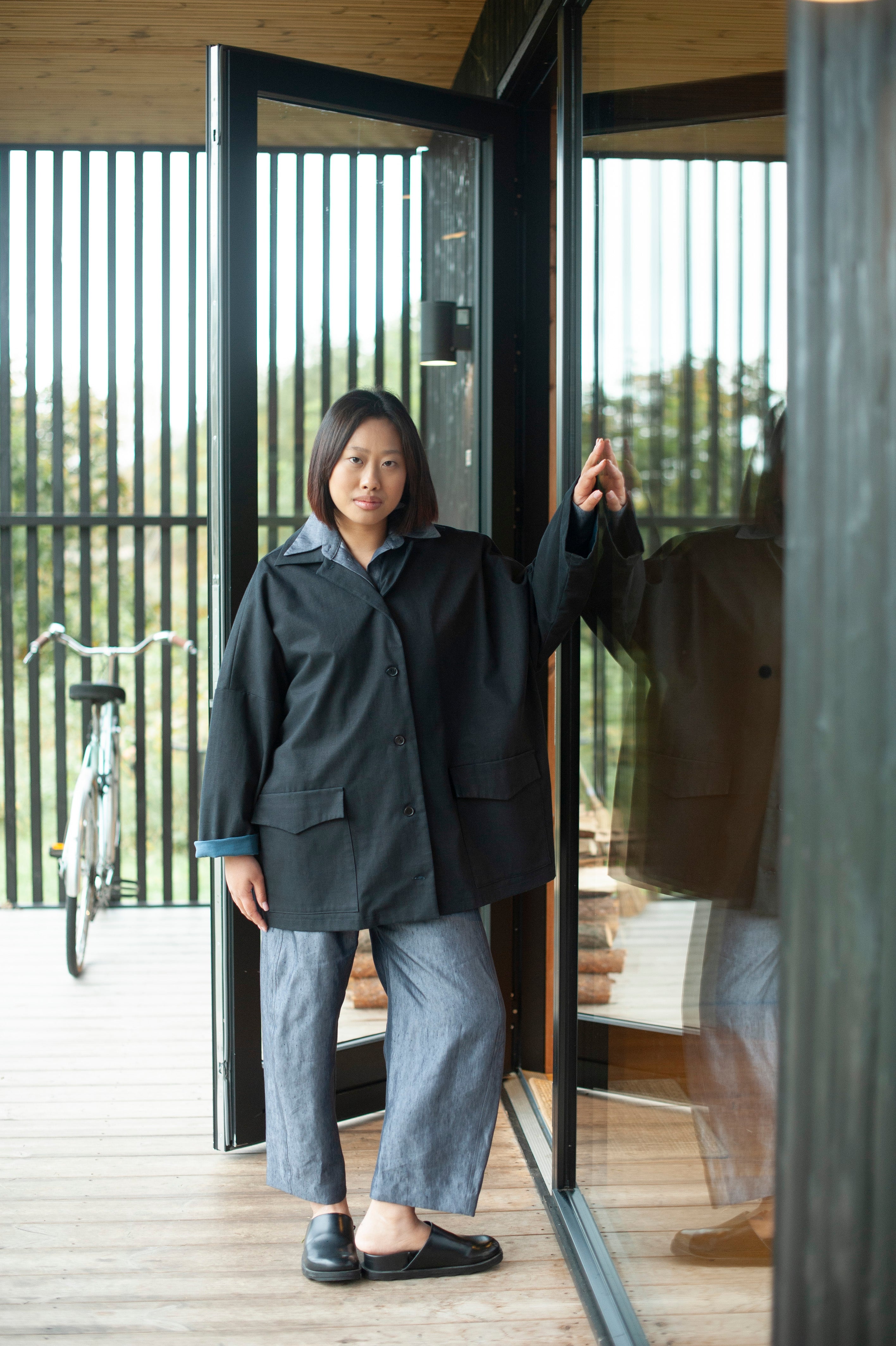 Two-color boxy one-size cotton jacket in black and blue. Lapel collar, large pockets with lapels, button closure, timeless design.