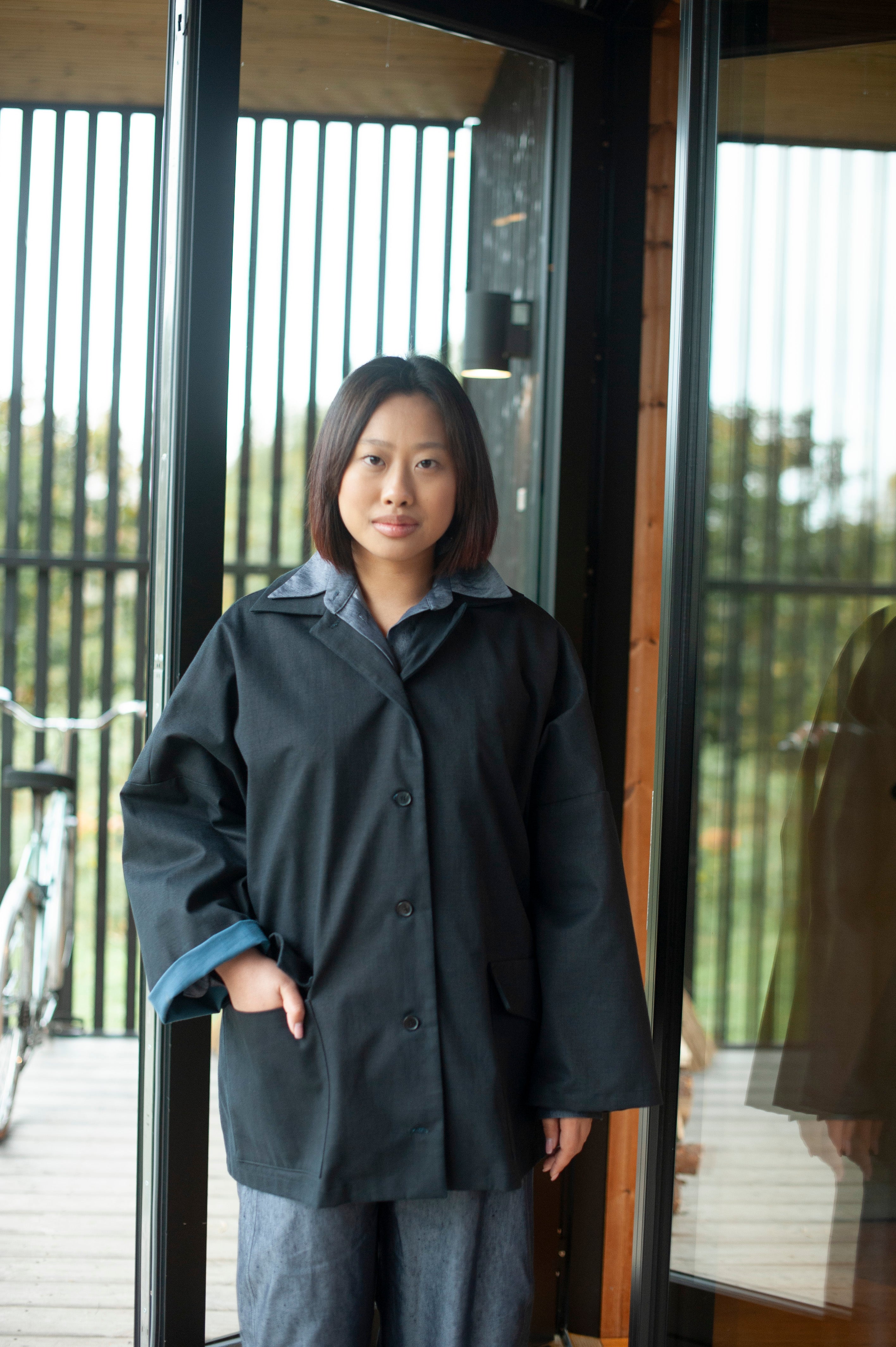 Two-color boxy one-size cotton jacket in black and blue. Lapel collar, large pockets with lapels, button closure, timeless design.
