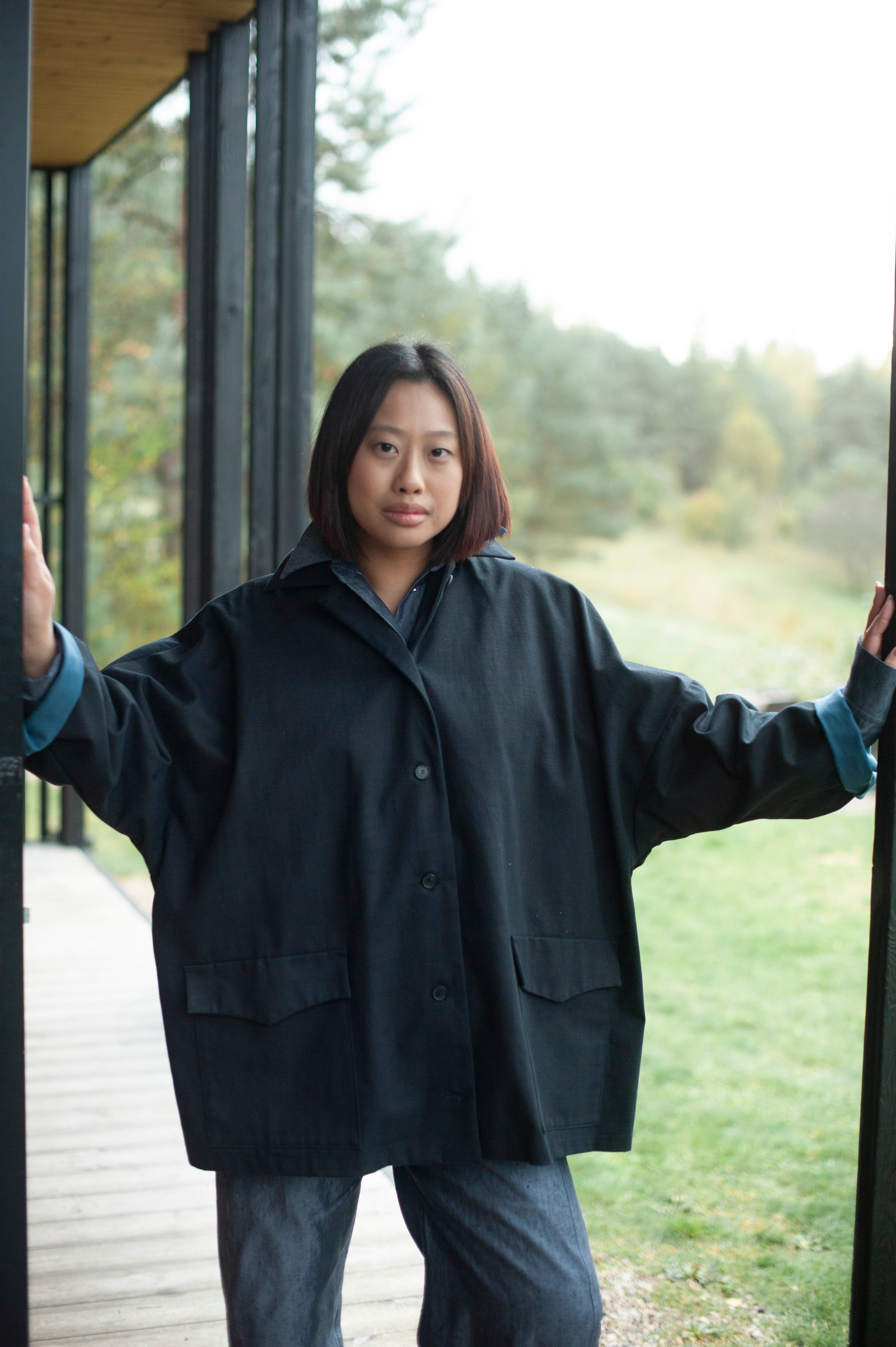 Two-color boxy one-size cotton jacket in black and blue. Lapel collar, large pockets with lapels, button closure, timeless design.