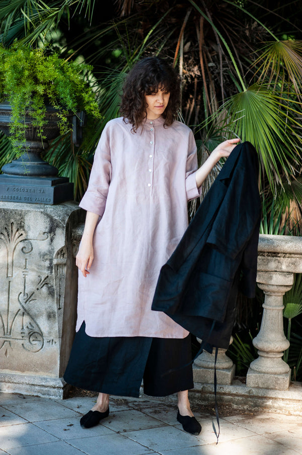 Oversized linen tunic with a partial button closure and three-quarter sleeves boasting buttoned cuffs. AIMI tunic.
