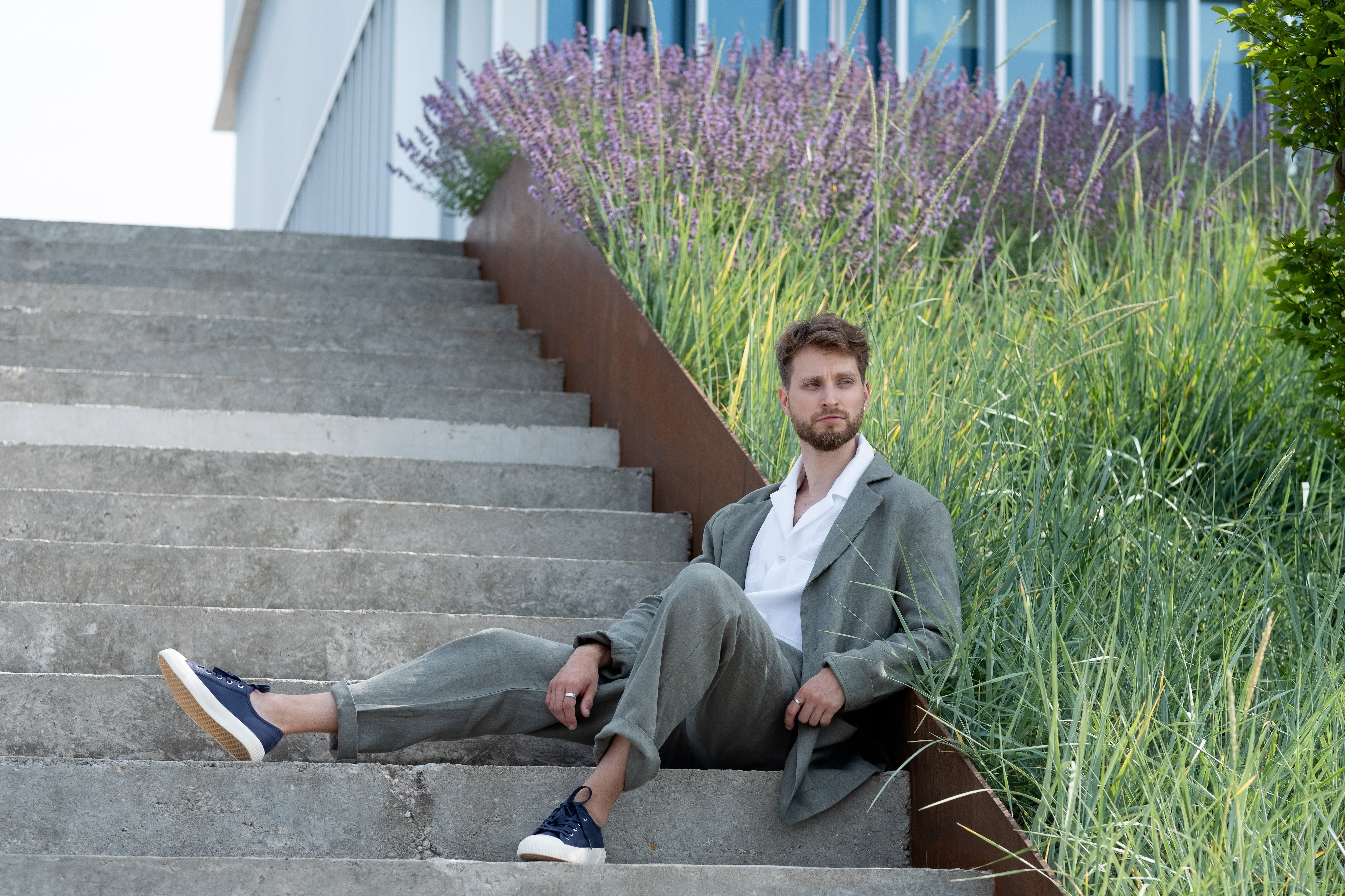 Straight-leg elasticated linen trousers