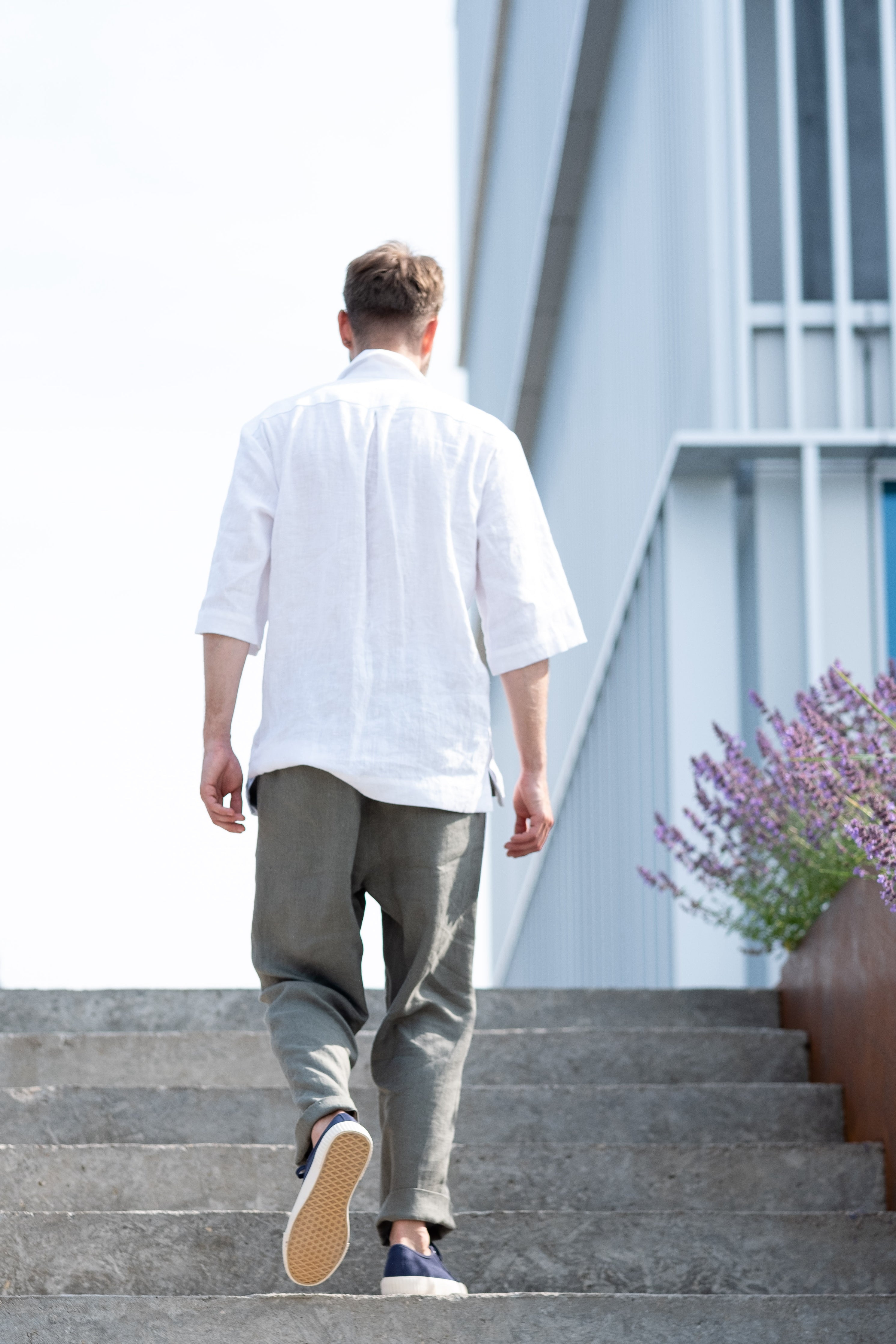Straight-leg elasticated linen trousers