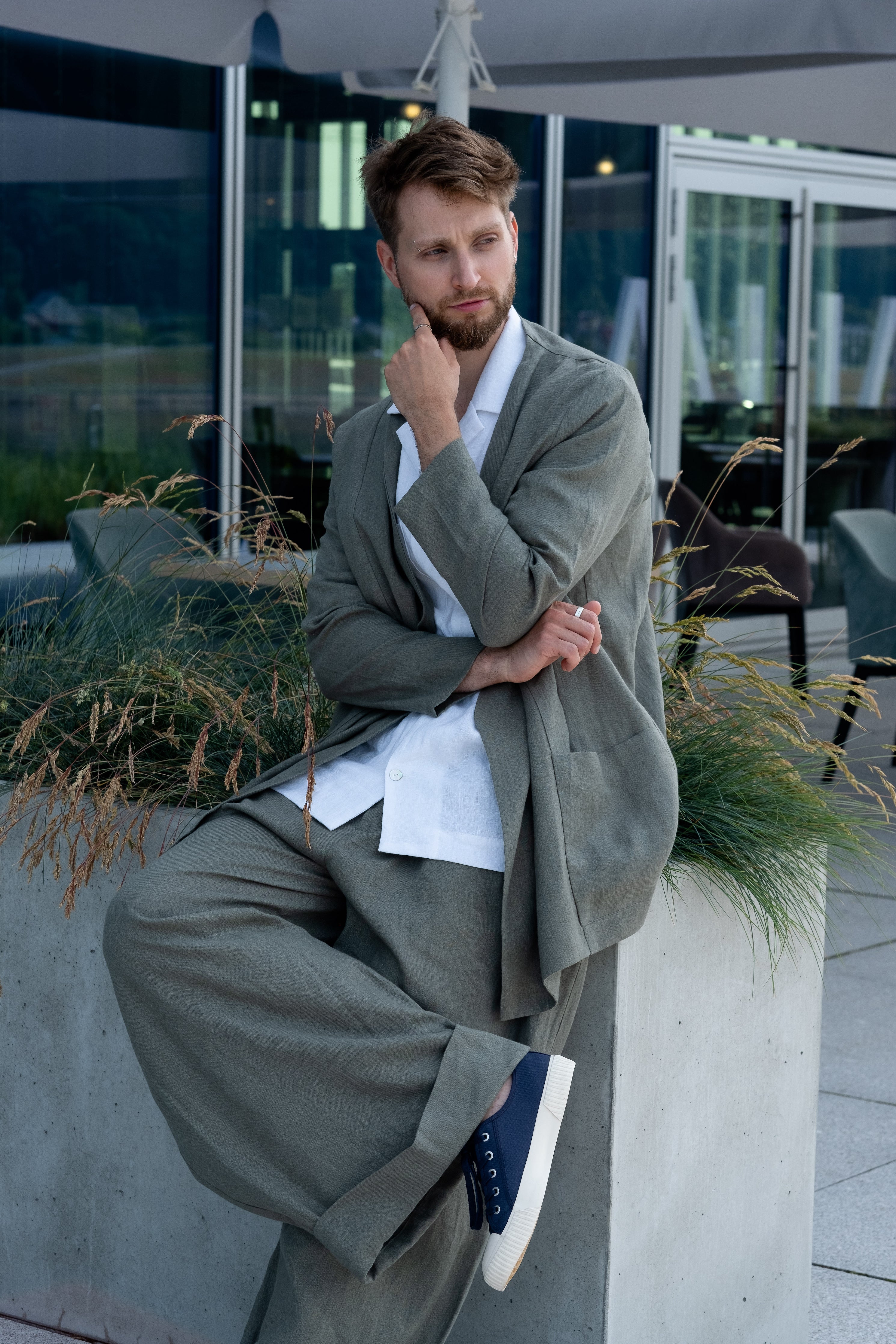 Loose-fit olive green linen suit