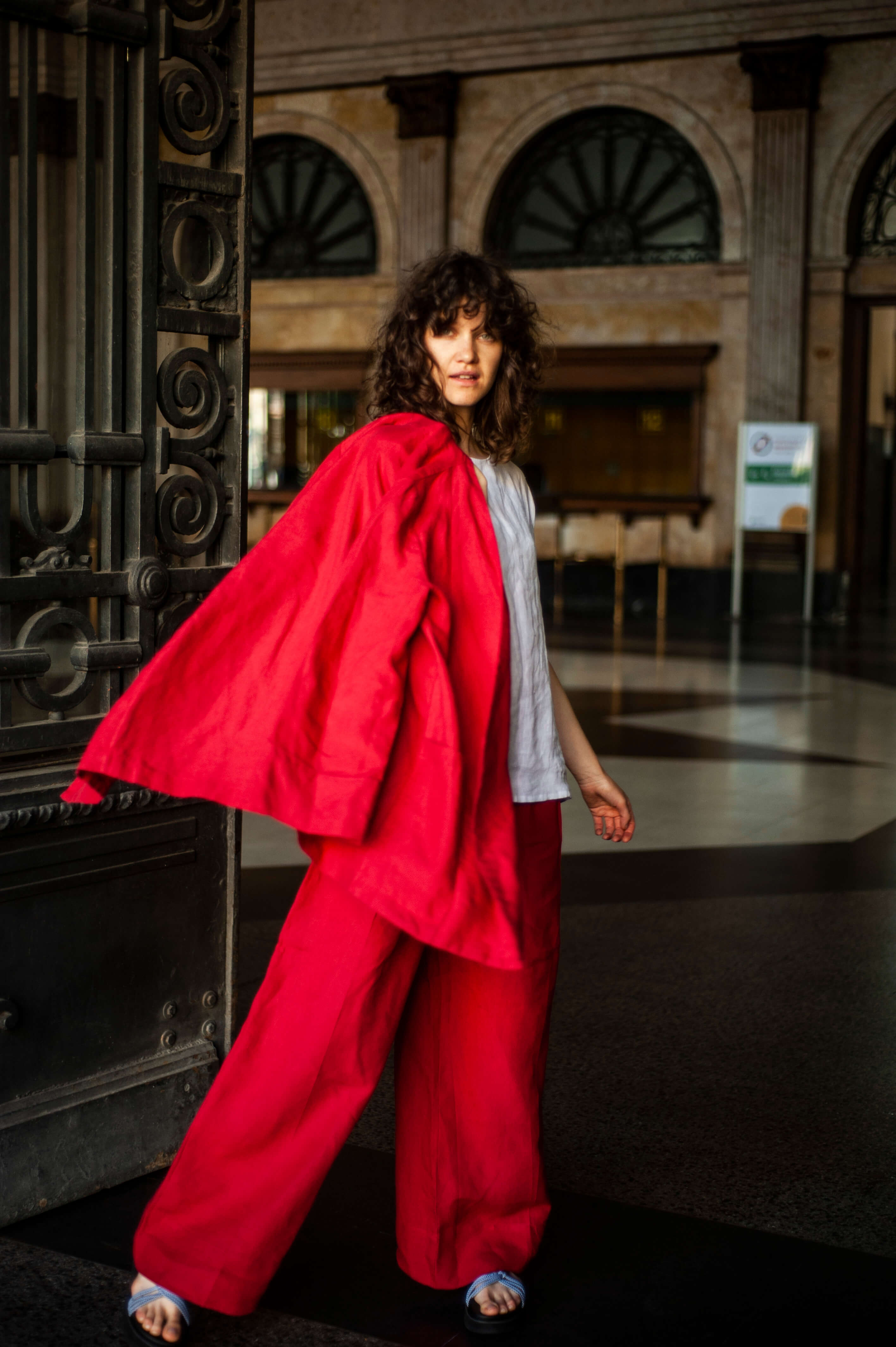 Women's linen two-piece suit. Elegant medium-length blazer and wide-leg pants. Your summer wardrobe staple.