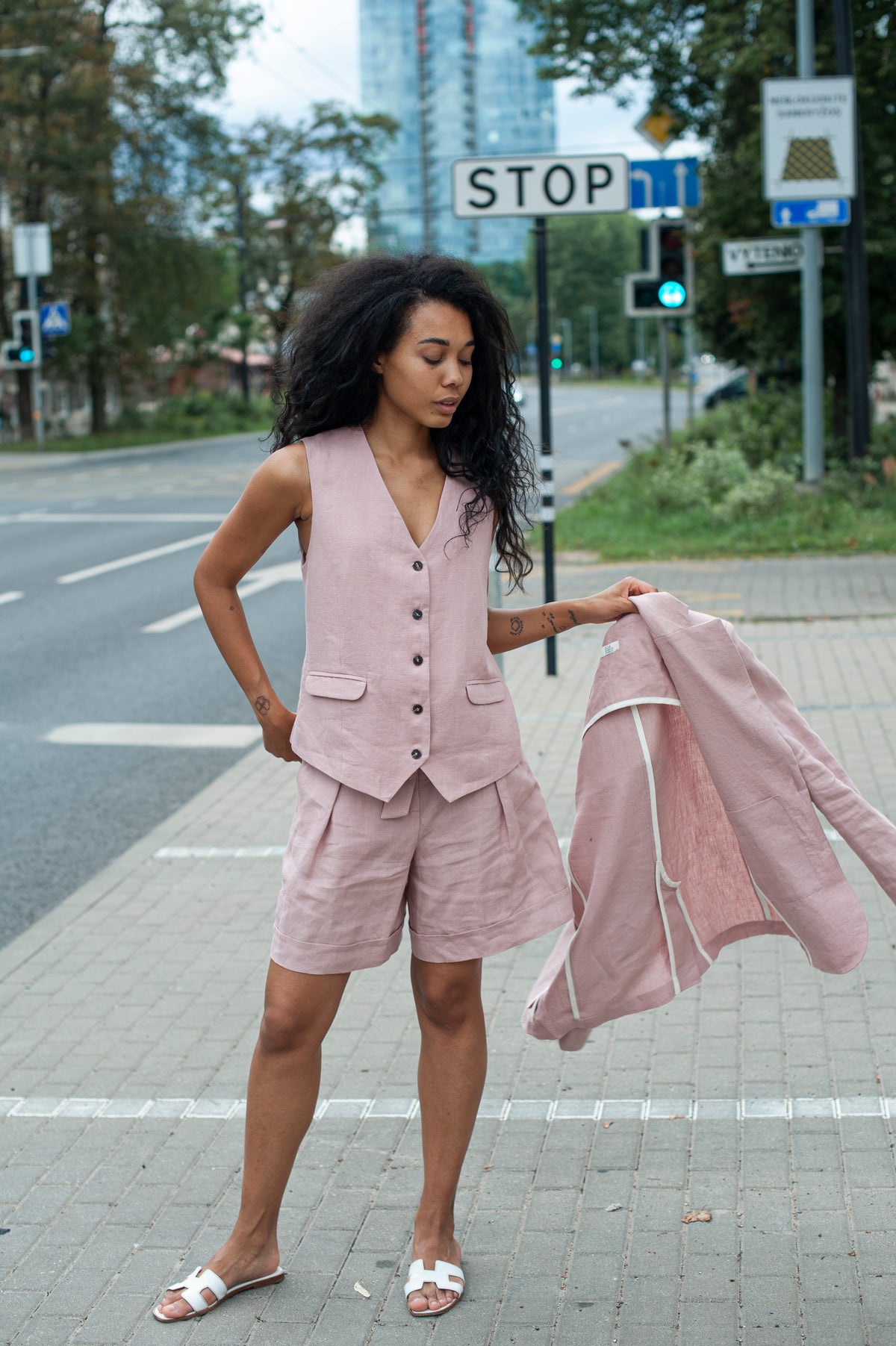 Bound seams of the linen blazer.