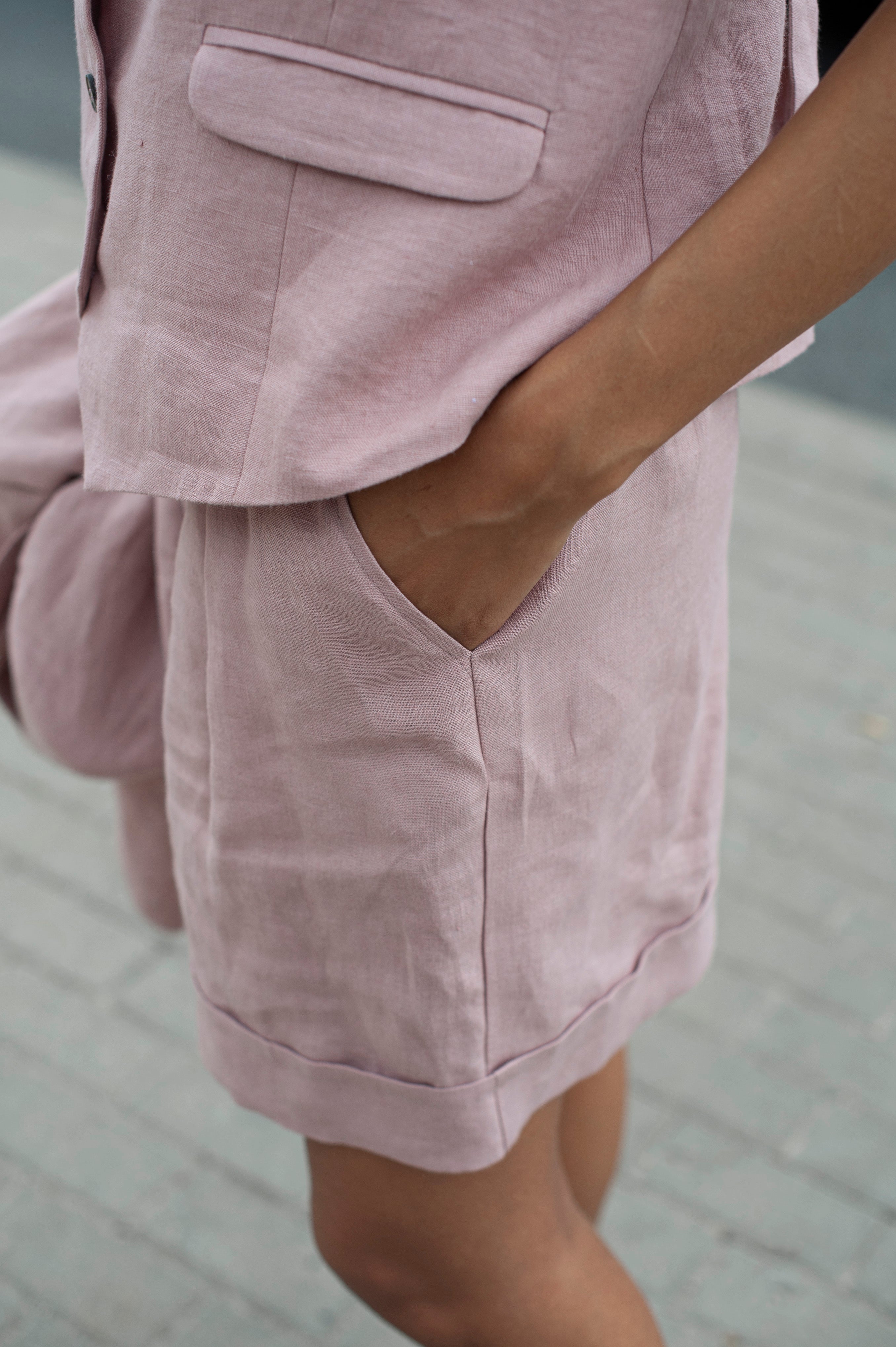 Classic linen shorts with pockets