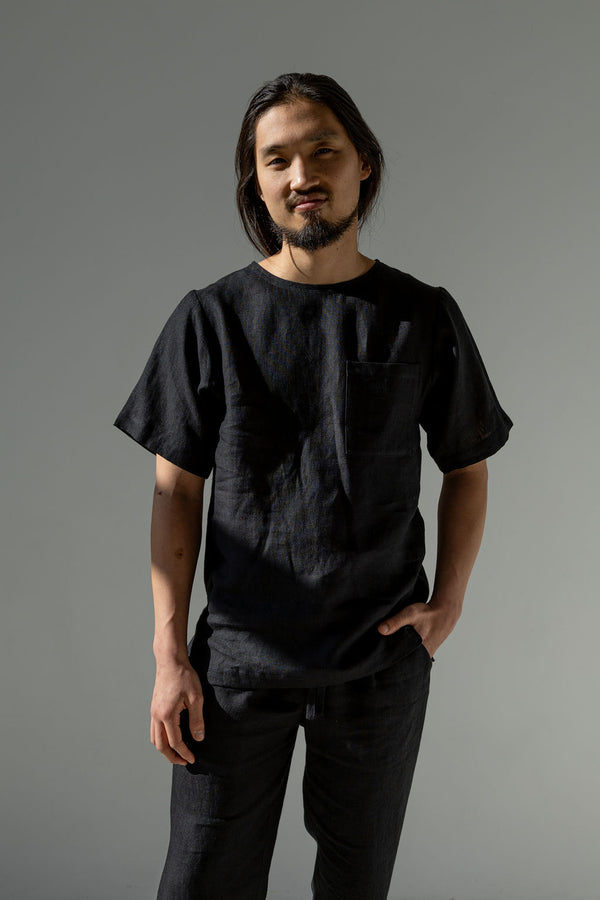 Men's linen T-shirt with a chest pocket.