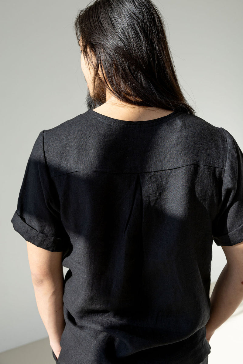 Black linen T-shirt with a back yoke and inverted pleat for extra comfort.