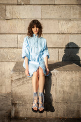 Light blue linen dress with two-layer buttons in the front, subtle sleeve ends and a stand-up collar