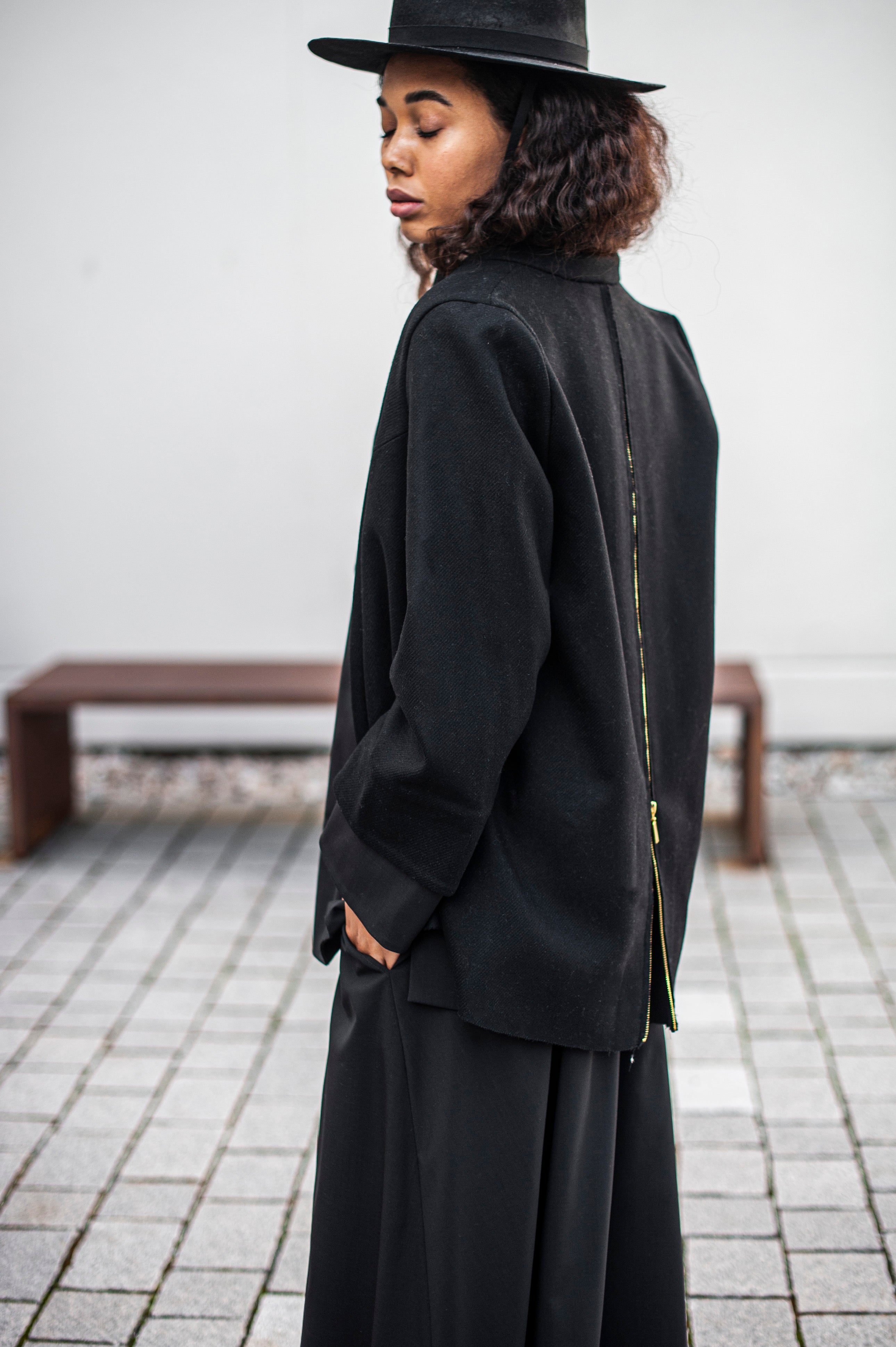 Monochrome outfit consisting of a relaxed-fitting black blazer and a longline wide shirt.