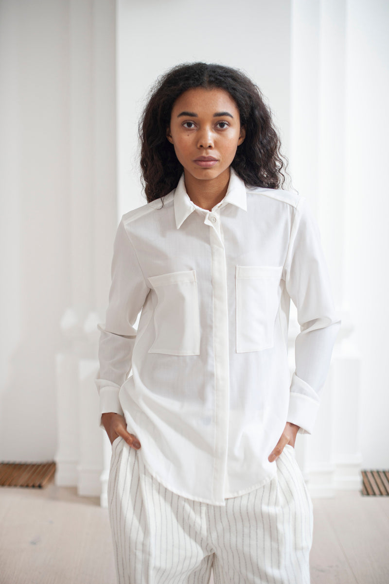 Women's elegant collared-neck shirt with patched deep pockets.