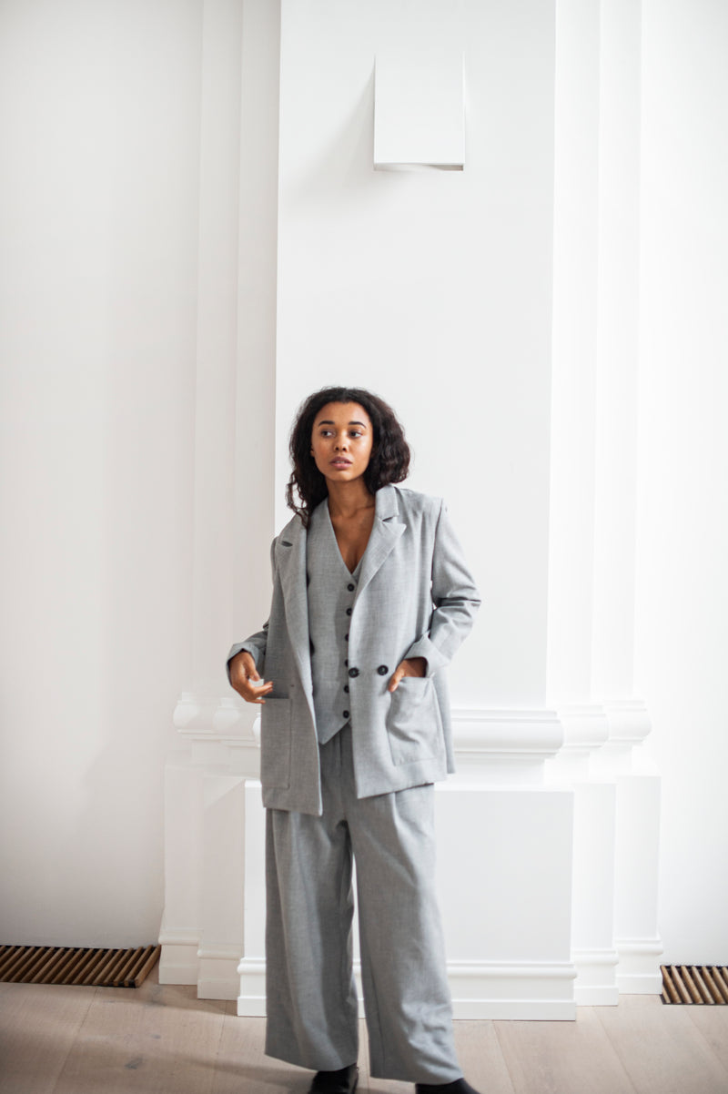 Relaxed-fitting double-breasted blazer with front pockets and lining