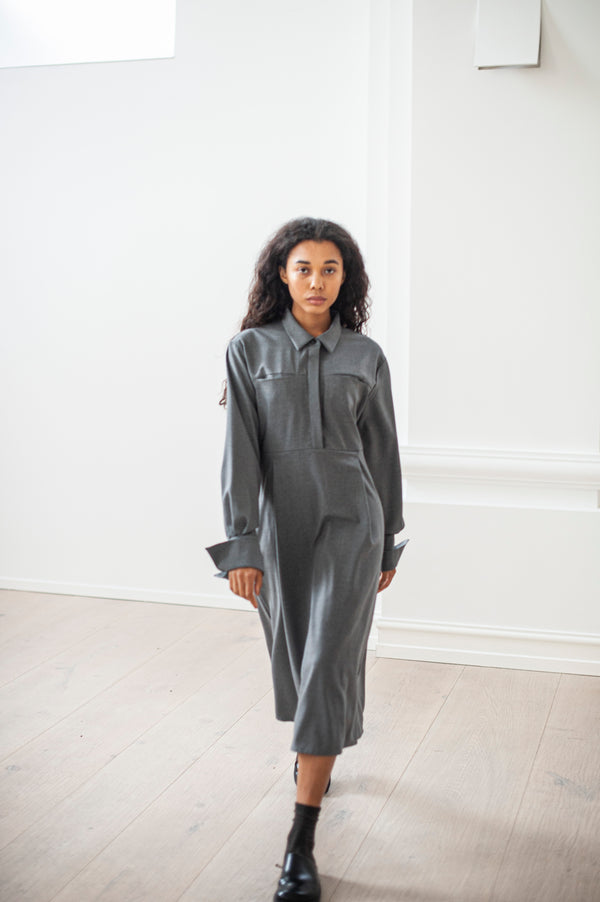Minimalist Merino wool dress with a shirt collar, front pockets, upper button closure and French cuffs