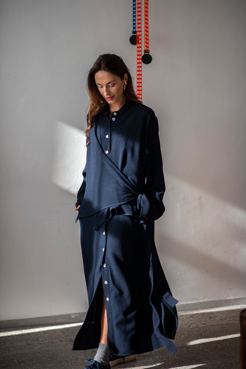 Elegant mid-length shirt dress with front crossed panels an long ties