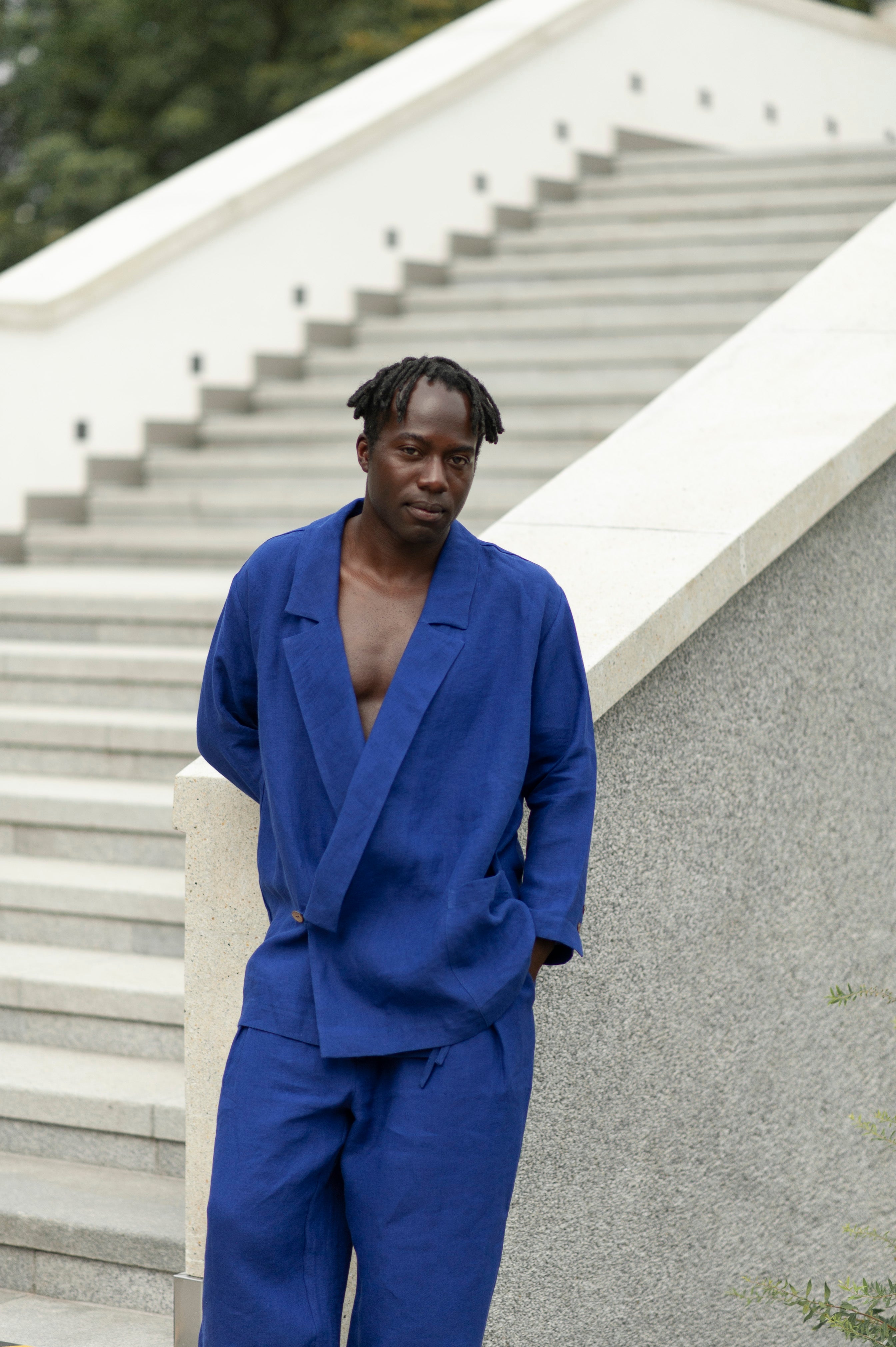 Navy blue linen 2-piece suit for men: Relaxed fitting linen blazer with a side one-button closure and tapered leg pleated pants