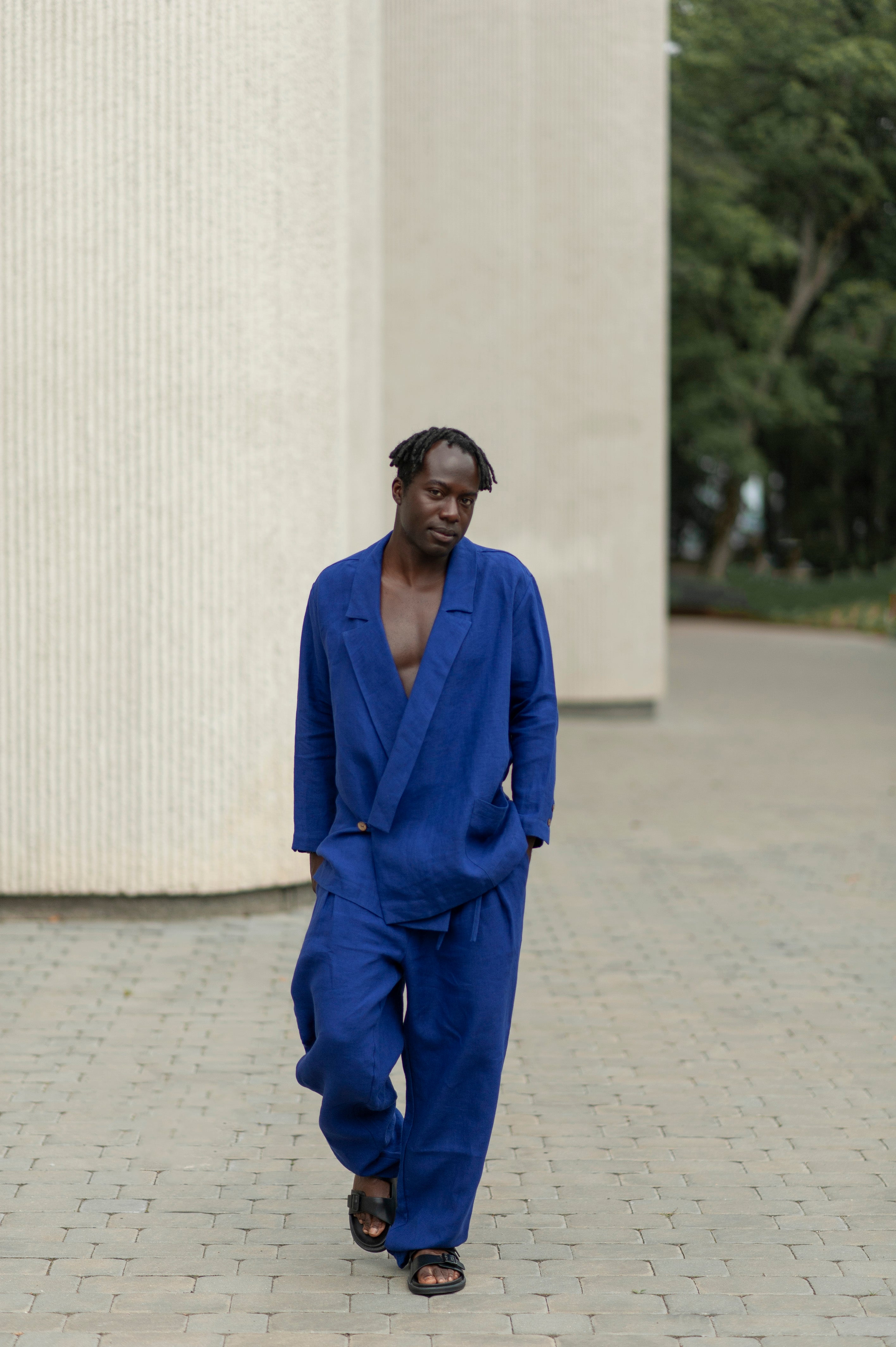 Navy blue linen 2-piece suit for men: Relaxed fitting linen blazer with a side one-button closure and tapered leg pleated pants