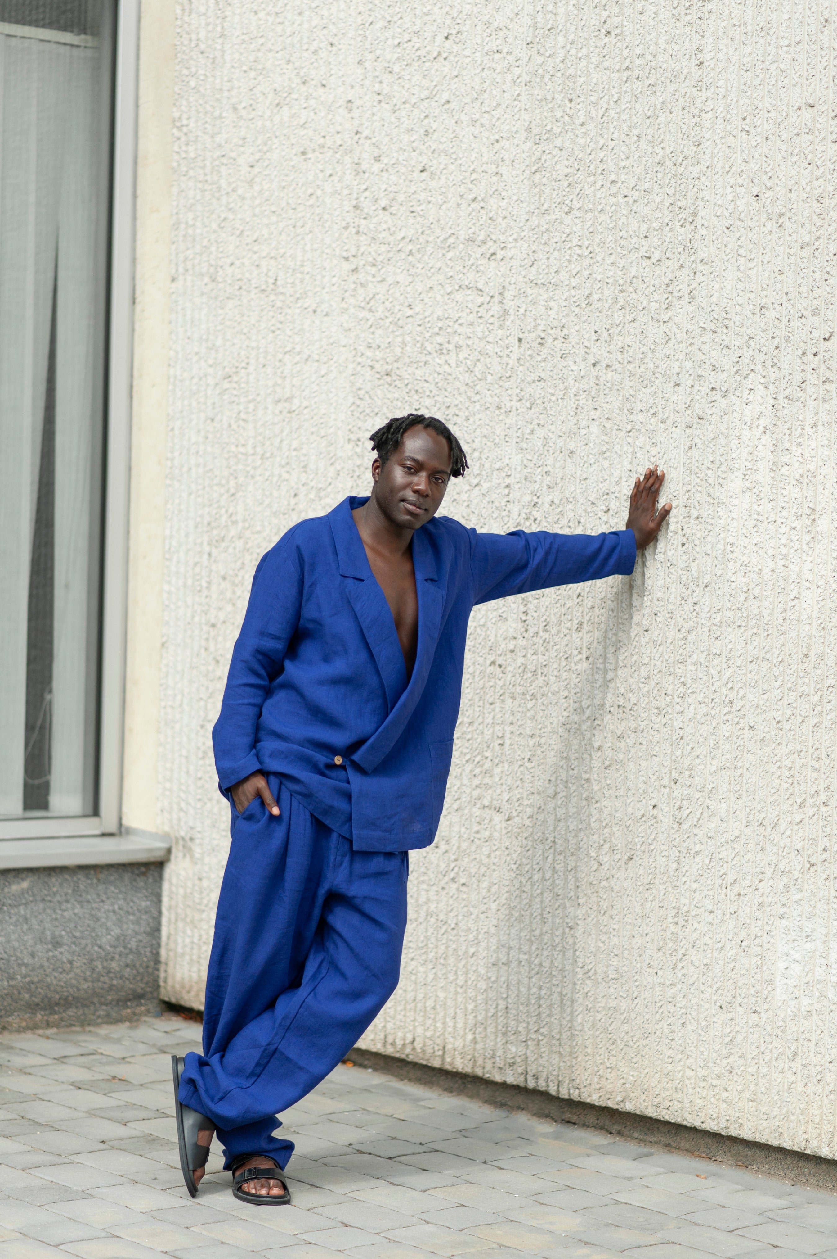 Elegant  one-button closure blazer and pleated tapered leg pants. Men's two-piece linen suit.