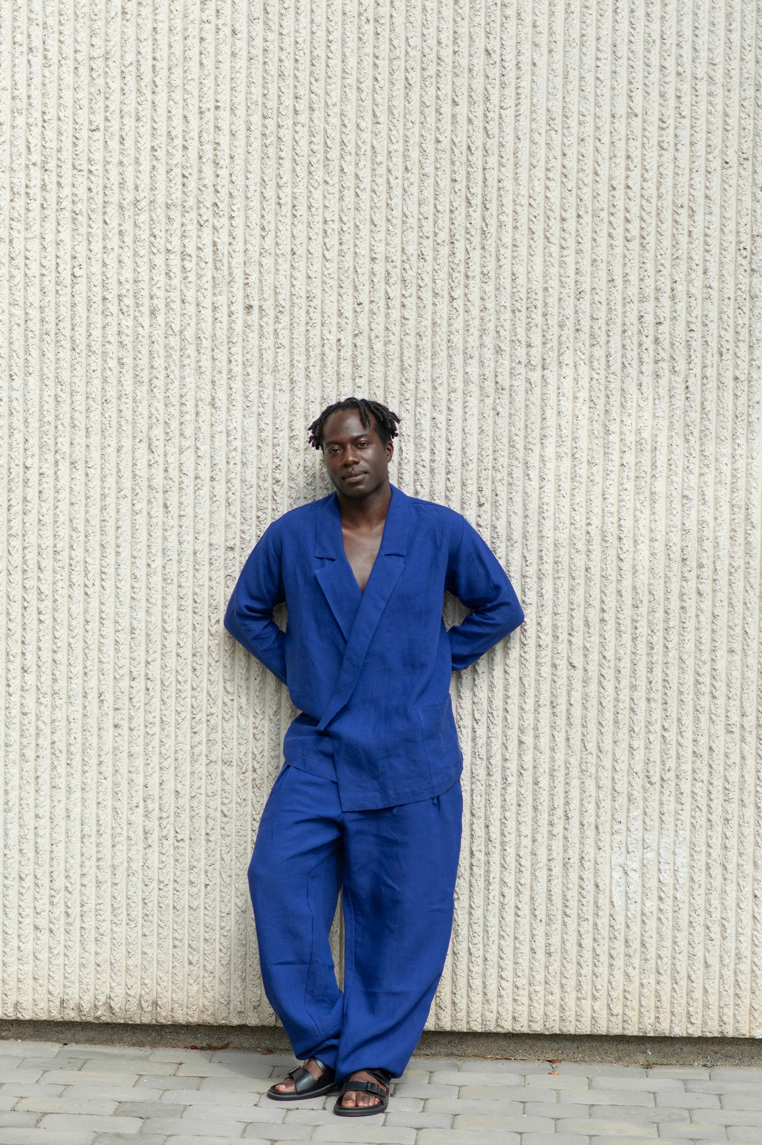Navy blue linen 2-piece suit for men: Relaxed fitting linen blazer with a side one-button closure and tapered leg pleated pants