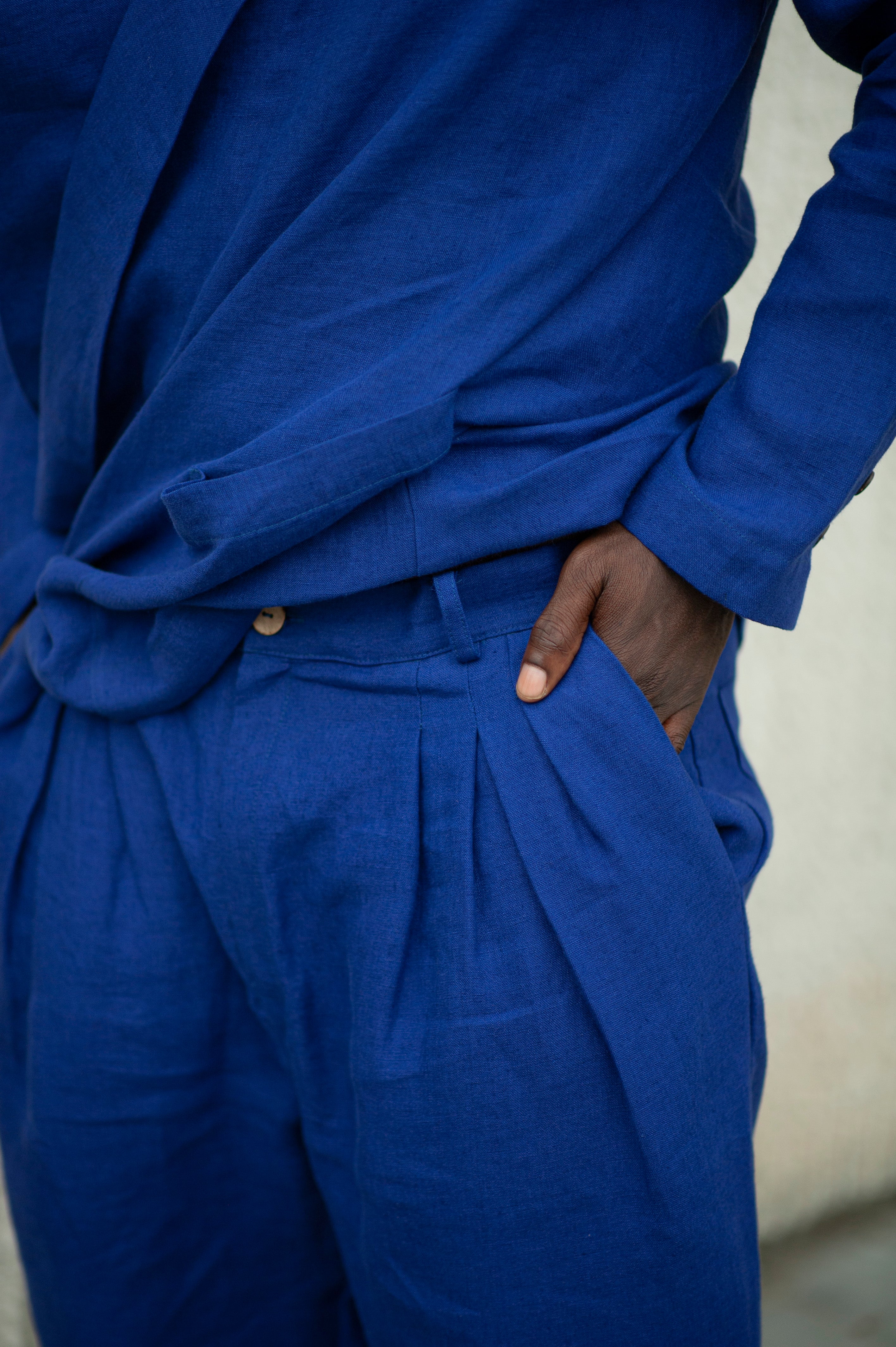 Delicate pleats on the waistline of the men's linen tapered leg pants