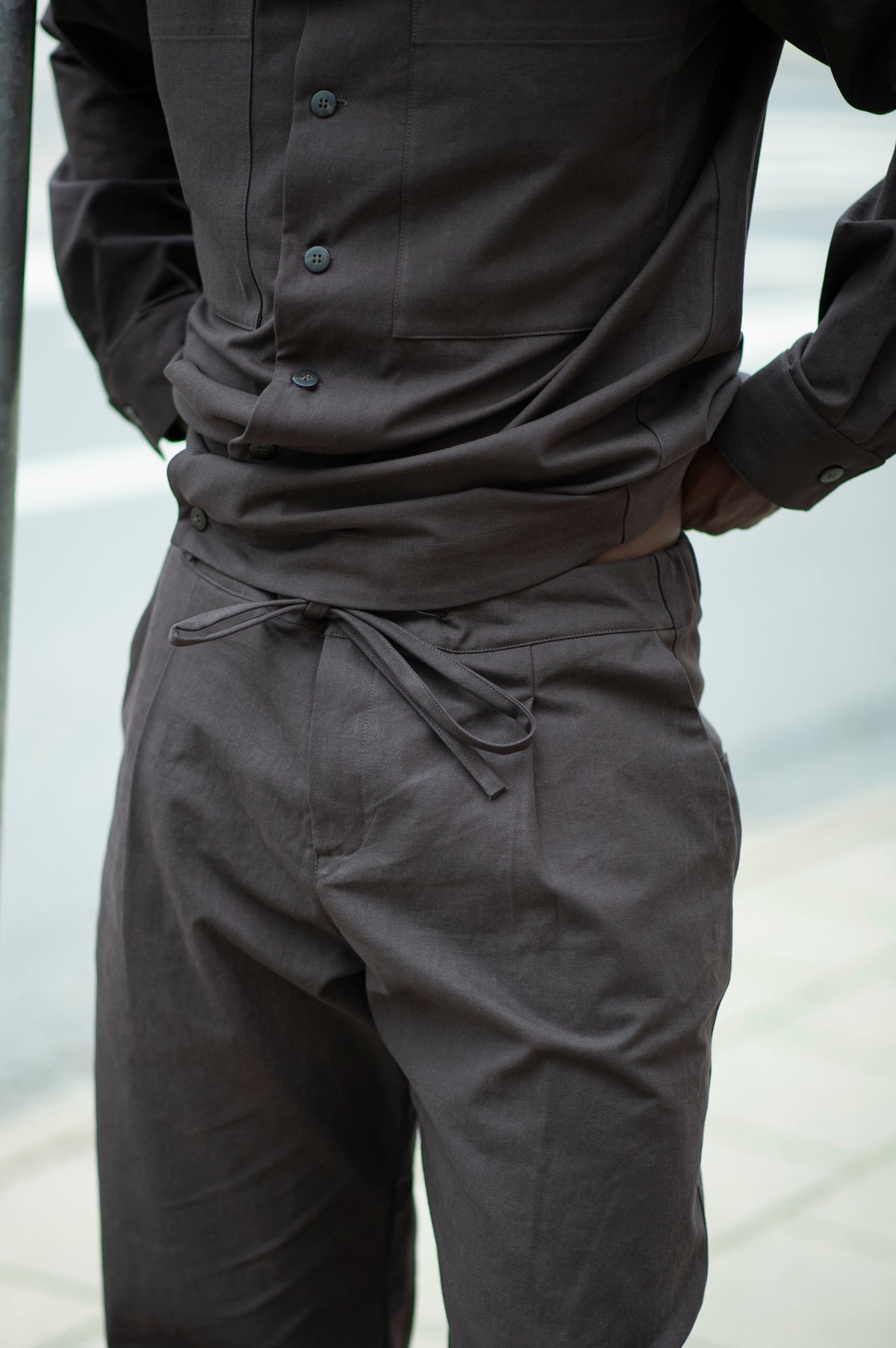 Men's Heavy Cotton Pleated Drawstring Trousers in Chocolate Brown
