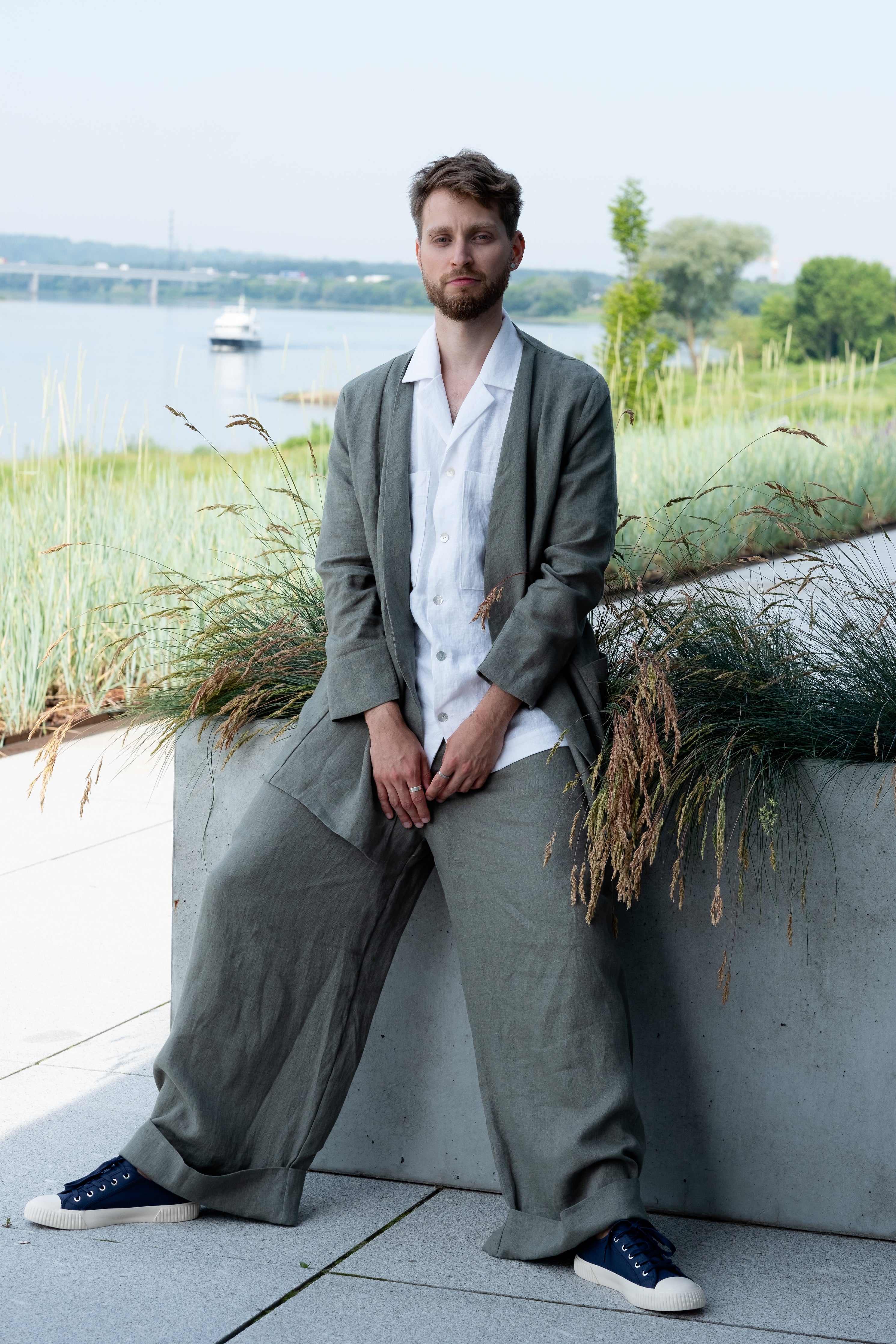 Loose-fit olive green linen blazer